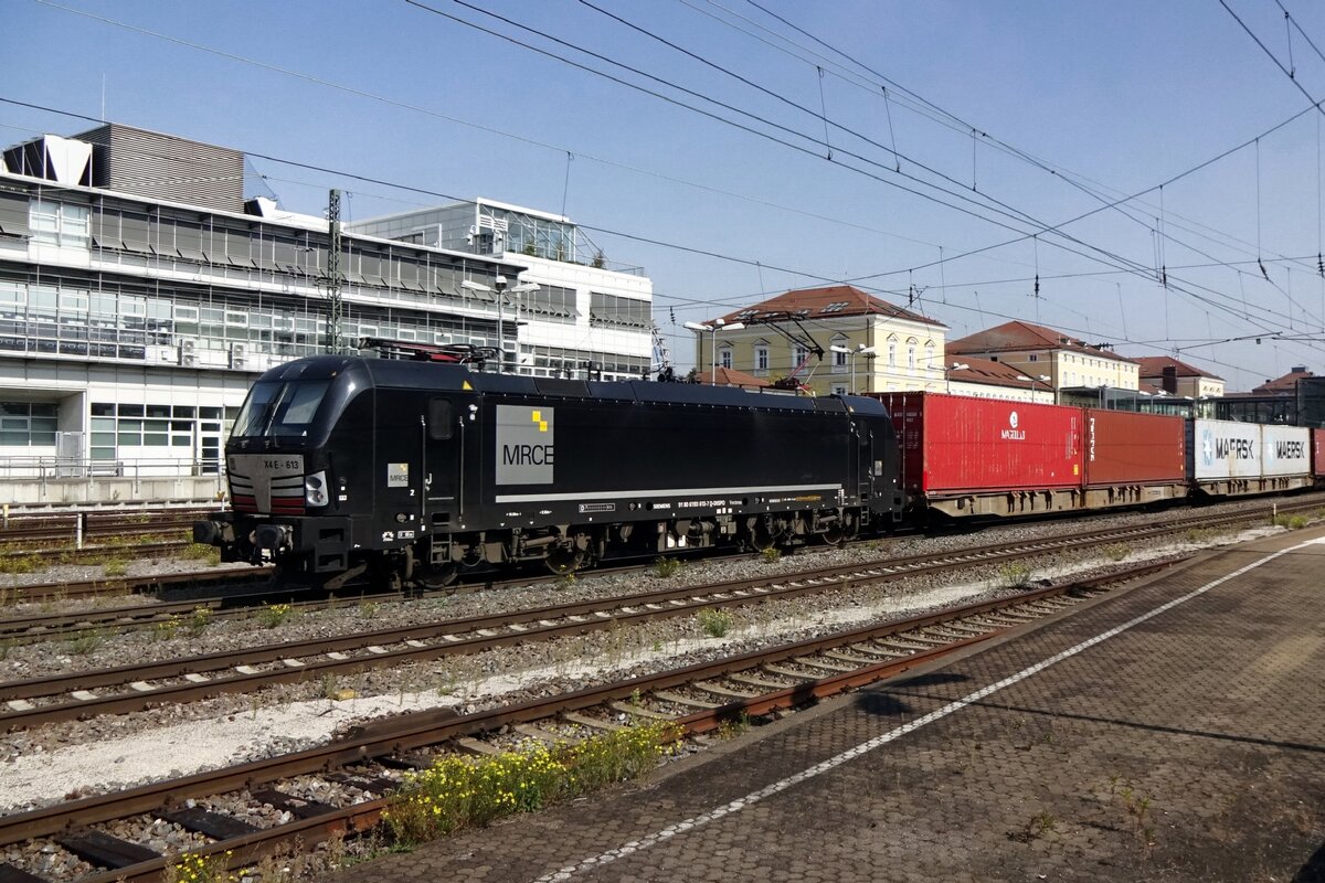 X4E-613 schleppt ein KLV durch Regensburg Hbf am 22 September 2020.