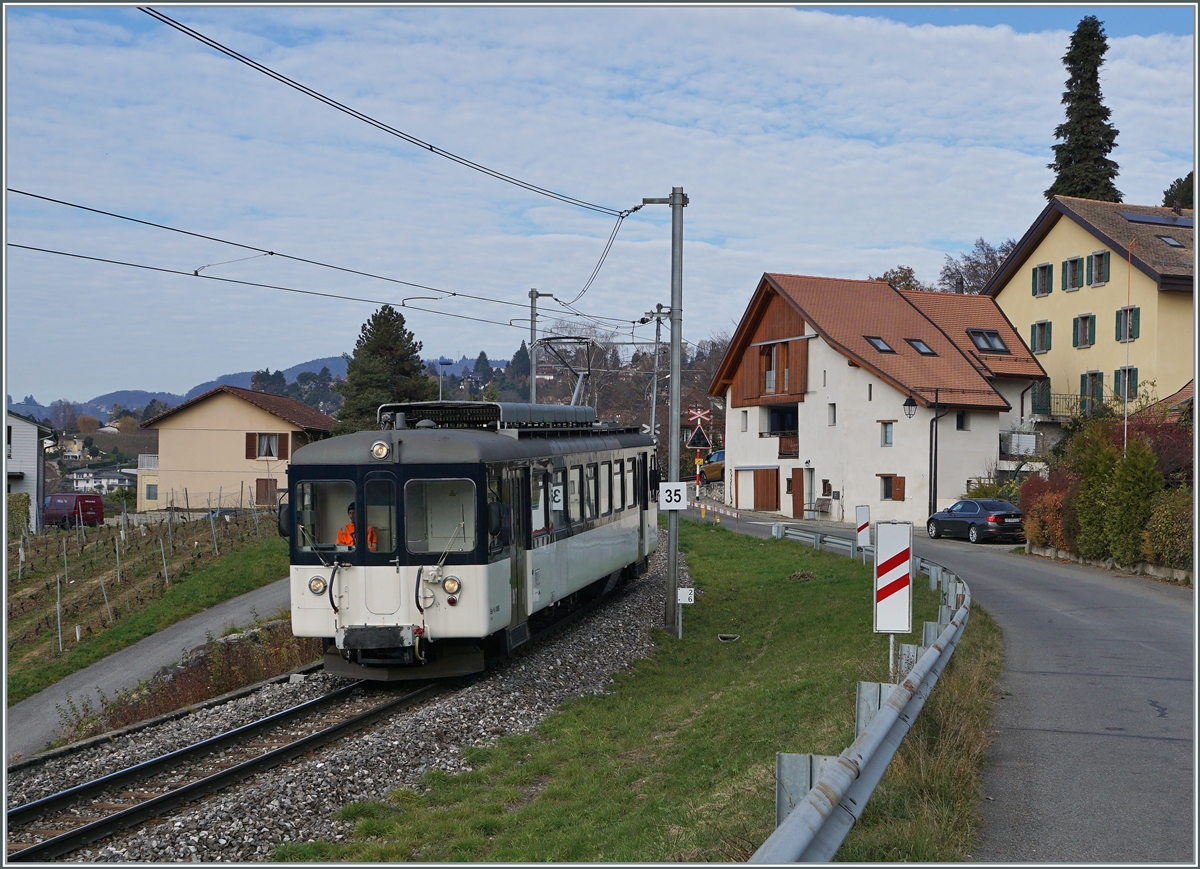 Zu meiner Überraschung und Freude war der MOB Be 4/4 1006 (ex Bipperlisi) als Regionalzug 2331 von Fontanivent nach Montreux unterwegs und konnte dank dem etwas abgedunkelten Licht bei Planchamp an einer nur am Vormittag zu nutzenden Fotostelle aus abgelichtet werden.

23. November 2020