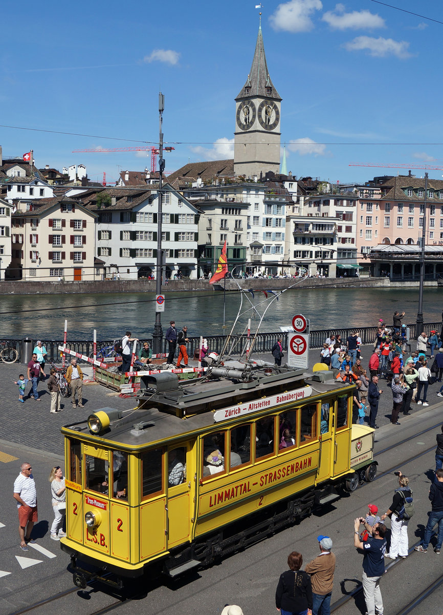 Z�RCHER TRAMPARADE 2017 
VBZ: Aus Anlass des Jubil�ums 50 Jahre Verein Tram-Museum Z�rich und 10 Jahre Tram-Museum Burgwies wurde am Sonntagmorgen, 21. Mai 2017 ein einmaliger Tram-Korso durchgef�hrt. 

Beteiligt waren nicht weniger als 17 Strassenbahnwagen vom sonst im Verkehrshaus zu sehenden R�sslitram �ber das �lteste elektrische Tram mit Jahrgang 1897 bis zum modernen Niederflurfahrzeug. Was diese einzigartige Parade noch spezieller machte waren die mitfahrenden Passagiere, welche alle epochengerecht gekleidet waren. Der Korso begann um 9 Uhr am Limmatquai und f�hrt �ber Bellevue – Quaibr�cke – Paradeplatz – Hauptbahnhof – Central zur�ck an den Ausgangsort. Anschliessend an die Rundfahrt blieben die mit ihren Passagieren bev�lkerten historischen Wagen bis 11 Uhr am Limmatquai zwischen M�nsterbr�cke und Rudolf Brun Br�cke zur Besichtigung.
Foto: Walter Ruetsch
