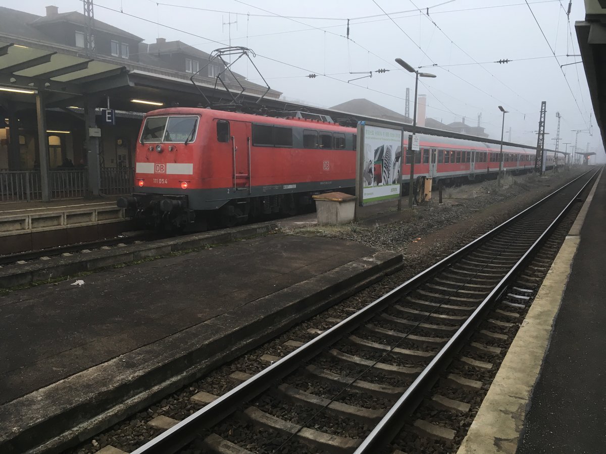 Zufrieden bin ich mit dem Bild nicht... ... diese blöde Werbetafel verdeckt nähmlich das Motiv der 111 und den N - Wagen. 

Aber aufgrund dessen, dass diese Garnituren aus 111 und N - Wagen zwischen Offenburg und Basel/Neuenburg (Baden) bald Geschichte sein werden habe ich mich nun doch noch dazu entschlossen dieses Bild hochzuladen.

 Hier zu sehen ist 111 054 kurz nach der Ankunft als Rb 17060 in Offenburg am 29.12.16