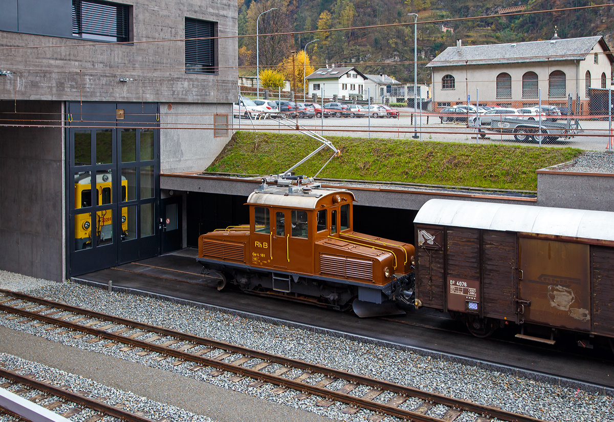 
Zum Mega Bernina Festival (50 Jahre Blonay Chamby) konnte man sie im Herbst 2018, im ursprünglichen rotbraun,  bei der Museumsbahn Blonay Chamby sehen, nun ist sie wieder bei der Berninabahn in Poschiavo.
Das RhB  Eselchen  161 bzw. der Rangiertraktor RhB Ge 2/2 161, ex BB Ge 2/2 61 steht am 02.11.2019 in Poschiavo.

Von der kleinen Elektrolokomotive Ge 2/2 wurden nur zwei Loks von diesem Typ für Berninabahn (BB), heute der Rhätischen Bahn (RhB), gebaut, ursprünglich die BB 6 und BB 62, seit 1961 mit den Nummern RhB 161 und 162. Für das Mega Bernina Festival der Museumsbahn Blonay Chamby wurde im Juli 2018 die 161 wieder in die ursprüngliche Farbgebung der Berninabahn in „braun“ um lackiert und erhielt einen Scherenstromabnehmer. Leider hat sie nun wieder einen Einholmstromabnehmer.
