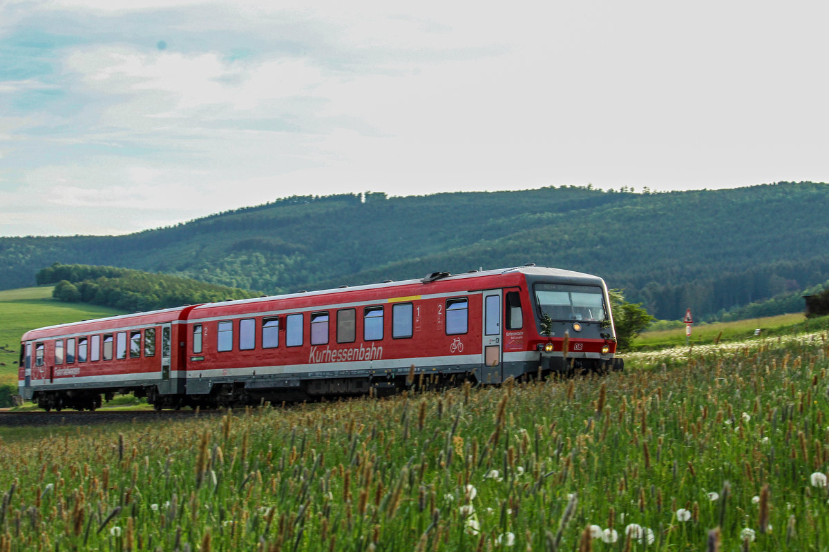 Zum wahrscheinlichen Abschied... (1/3)

Am Samstag, den 12.05.2018 machte sich 628 255 ein wahscheinlich letztes mal auf den Weg in Richtung Erndtebrück. Warum wahrscheinlich? Der Zug war mit Zweigen geschmückt, wie man es normal bei Abschiedsfahrten oder Fristabläufen bei Fahrzeugen macht. So schätzen einige auch das Schicksal des hier gezeigten Triebwagens...

Das Bild wurde bei Oberndorf (Wittgensetin) aufgenommen. Hier verlässt der 628 255 eine von vielen Langsamfahrstellen und fährt weiter als RB 94 in Richtung Erndtebrück.