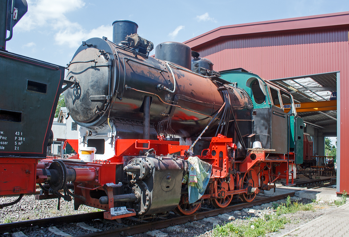 Zurzeit noch in Aufarbeitung, die Jung Dampflok D 5 der Hespertalbahn e. V. am 18.07.2015 vor dem Lokschuppen in Essen-Kupferdreh. 

Die schwere Werkslokomotive für die Montanindustrie, ein Jung vom Typ CNTL wurde 1956 von der Firma Jung in Jungenthal bei Kirchen/Sieg unter der Fabriknummer 12037 gebaut und an Elektromark, Kraftwerk Cuno in Hagen-Herdecke geliefert. Von 1971 bis 1978 war sie dann im Kraftwerk Elverlingsen bei Werdohl stationiert, bis sie dann für Museumszüge zur Hespertalbahn kam. Derzeit ist die Lok wegen Kesselinstandsetzung außer Betrieb.

Technische Daten:
Hersteller: Jung 12037
Typ: CNTL
Spurweite: 	1435 mm (Normalspur)
Bauart Cn2t
Höchstgeschwindigkeit 45 km/h
Leistung 640 PS

Lokomotiven dieses Typs waren auch auf den Zechen Recklinghausen, König Ludwig und Radbod, auf der Westfalenhütte in Dortmund und im niedersächsischen Steinkohlenrevier bei Barsinghausen im Einsatz.
