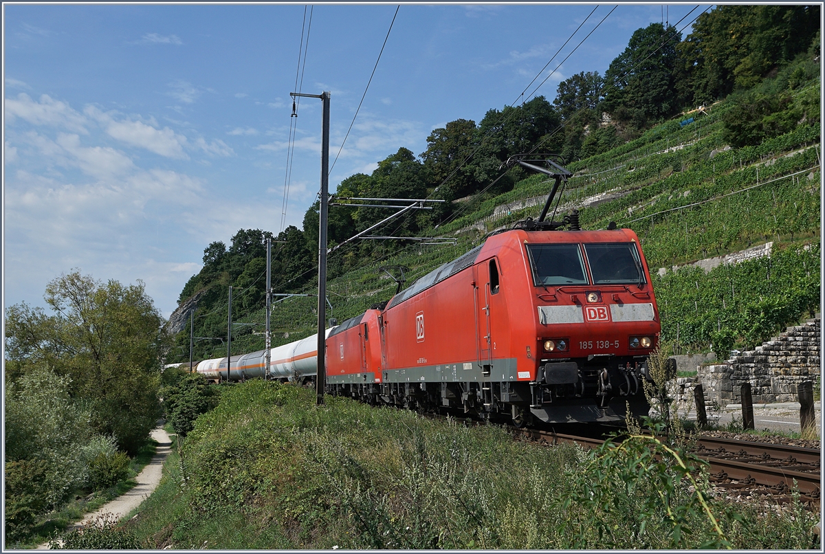 Zwar sind die DB 185 nicht gerade seltene Loks und auch in der Schweiz häufig zu Gast, trotzdem überraschte es mich, zwischen Ligerz und Twann die 185 138-5 und eine weitere 185 zu treffen.
31. Juli 2017