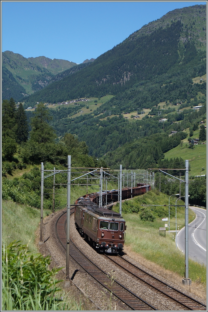 Zwei BLS Re 4/4 erreichen mit einem langen Güterzug vo Norden her in Kürze Rodi Fiesso.
24. Juni 2015