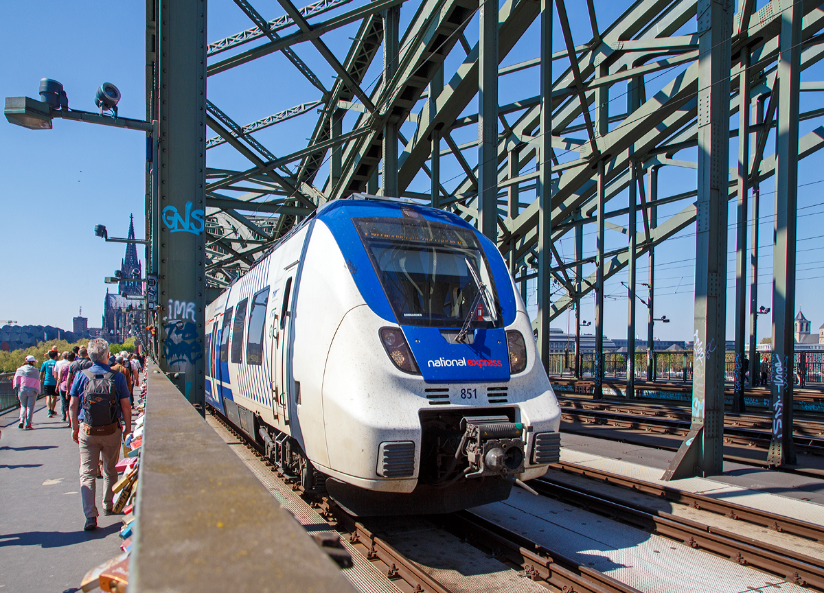 
Zwei gekuppelte Bombardier Talent 2 der National Express fahren am 21.04.2019 als RB 48  Rhein-Wupper-Bahn  in Köln über die Hohenzollernbrücke, in Richtung Wuppertal-Oberbarmen.