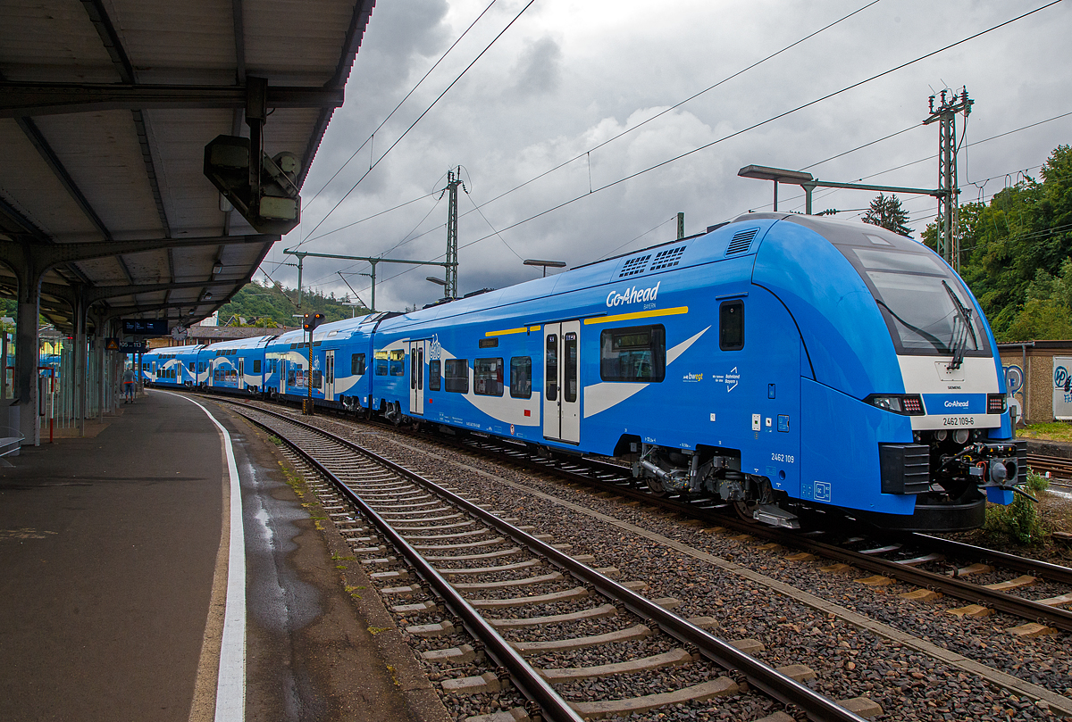 Zwei gekuppelte fünfteilige Siemens Desiro HC 2462 007-2 / 2642 107-0 und 2462 009-8 / 2462 109-6 (94 80 2462 007-2 D-GABY / 94 80 2462 107-0 D-GABY und 94 80 2462 009-8 D-GABY / 94 80 2462 109-6 D-GABY) der Go-Ahead Bayern GmbH (Augsburg) fahren am 07.07.2022 wohl auf Überführungsfahrt durch den Bahnhof Betzdorf (Sieg) in Richtung Siegen.

Für die durchgehend elektrifizierten Teil der Augsburger Netze (Los 1) hat der Betreiber Go-Ahead Bayern GmbH bei Siemens Mobility 12 fünfteilige Siemens Desiro HC und 44 dreiteilige Siemens Mireo bestellt, die ab Dezember 2022 zum Einsatz kommen werden. Beide Fahrzeugtypen werden untereinander flexibel kuppelbar sein, um sich optimal der Nachfrage anpassen zu können.

Innenausstattung:
Die Konstruktion des Innenausbaus verleiht dem Zug gemeinsam mit dem attraktiven Design ein großzügiges Raumgefühl. Die transparente Innenraumstruktur und die Gestaltung der gut einsehbaren Fahrgastbereiche gewährleisten eine komfortable Reiseumgebung, die dem Sicherheitsbedürfnis der Fahrgäste, besonders bei geringem Besetzungsgrad zu Schwachlastzeiten, Rechnung trägt. Dies unterstützen u. a. auch eine in LED-Technik mit warm-weißer Lichtfarbe blendfrei ausgeführte Beleuchtung sowie ansprechende, in den bayrischen Farben weiß-blau gehaltene Farbkonzepte.

TECHNISCHE DATEN der BR 2462 (Desiro HC fünfteilig):
Anzahl: 12 (für Go-Ahead Bayern)
Spurweite:  1.435 mm (Normalspur)
Achsformel: Bo’Bo’+2’2’+2’2’+2’2’+Bo’Bo’
Länge über Kupplung: 131.252 mm
Wagenläge Endwagen: 26.226 mm
Wagenlänge Mittelwagen: 25.200 mm
Breite: 2.820 mm
Drehgestelle: Luftgefederte Trieb- und Lauffahrwerke der SF 100- und
SF 500-Drehgestellfamilie
Leergewicht: 246 t
Höchstgeschwindigkeit: 160 km/h
Antriebsleistung: 4000 kW
Anfahrzugkraft: 300 kN
Bremskraft: 240 kN
Beschleunigung: 1,05 m/s²
Stromsystem: 15 kV 16,7 Hz ~
Stromübertragung: Oberleitung
Sitzplätze:  538 (davon 38 in der 1. Klasse)
Platz für Fahrräder: bis zu 45
Einstiegshöhe über SO: 800 mm (Endwagen) 760 mm (Mittelwagen)
Anzahl der Türen je Seite: 10
