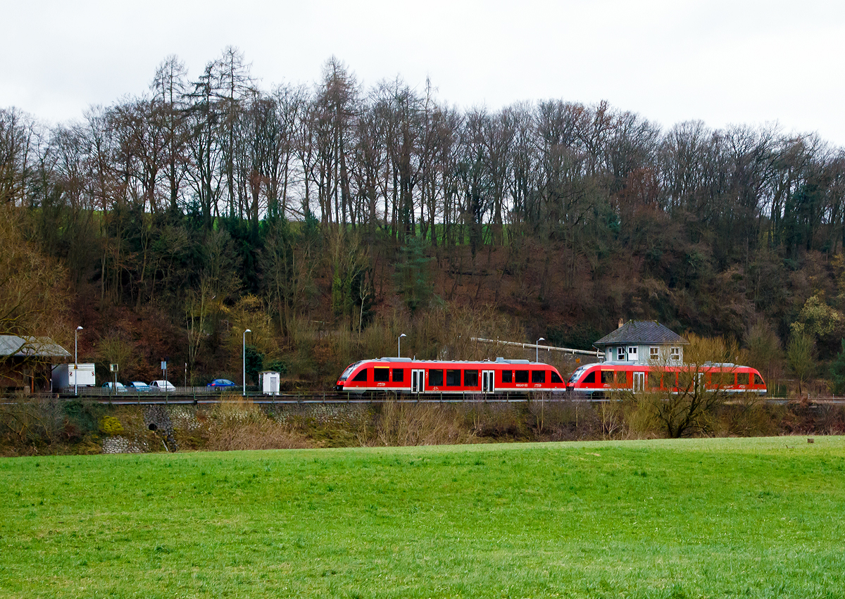 
Zwei gekuppelte LINT 27 (BR 640) der Lahn-Eifel-Bahn (zu DB Regio AG Region Mitte) fahren am 13.01.2018, als RE 25  Lahntal-Express  (Koblenz - Limburg/Lahn - Wetzlar - Gießen), entlang der Lahn durch Aumenau. 