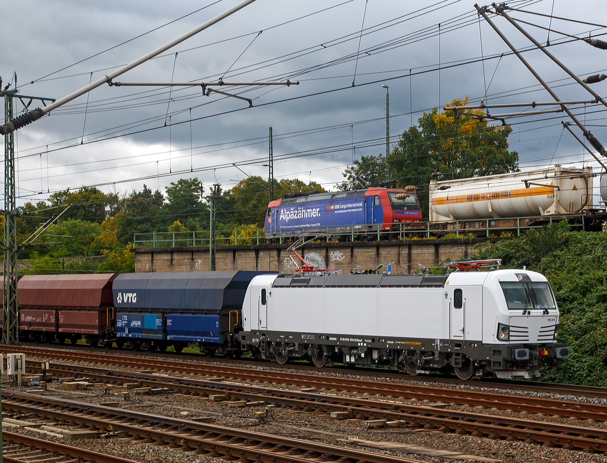
Zwei Lok übereinander...
Köln-Gremberg den 07.10.2015, aufgenommen vom Bahnsteig am Hp Köln-Steinstraße:
Während unten die von der Railpool GmbH an die NIAG (Niederrheinische Verkehrsbetriebe AG) vermietete 193 815 (91 80 6193 815-8 D-Rpool), eine Vectron AC, mit einem NIAG-Kohlenzug  in Richtung Norden fährt, rollt oben die  Alpäzähmer   Re 482 026-2 (91 85 4482 026-2 CH-SBBC) der SBB Cargo International AG mit einem Containerzug in Richtung Süden.