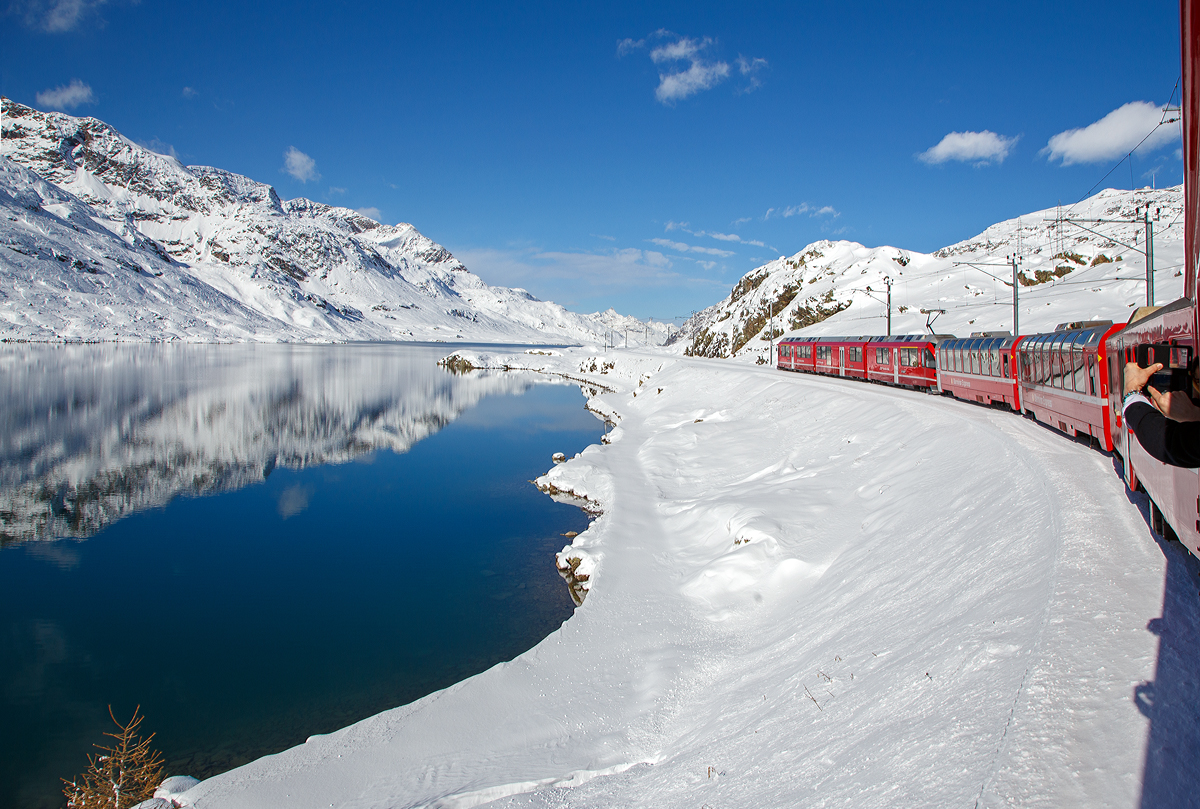 
Zwei Tage sp�ter  auf der R�ckfahrt, bei Schnee und bestem Kaiserwetter....
Gef�hrt von dem ALLEGRA-Zweispannungstriebzug RhB ABe 8/12 – 3501 „Willem Jan Holsboer „ erreicht am 04.11.2019  unser RhB Regionalzug von Tirano nach St. Moritz, bald den h�chsten Punkt der Berninabahn, Ospizio Bernina. Links der Lago Bianco (wobei „wei�2 ist er bei dem Wetter nicht).