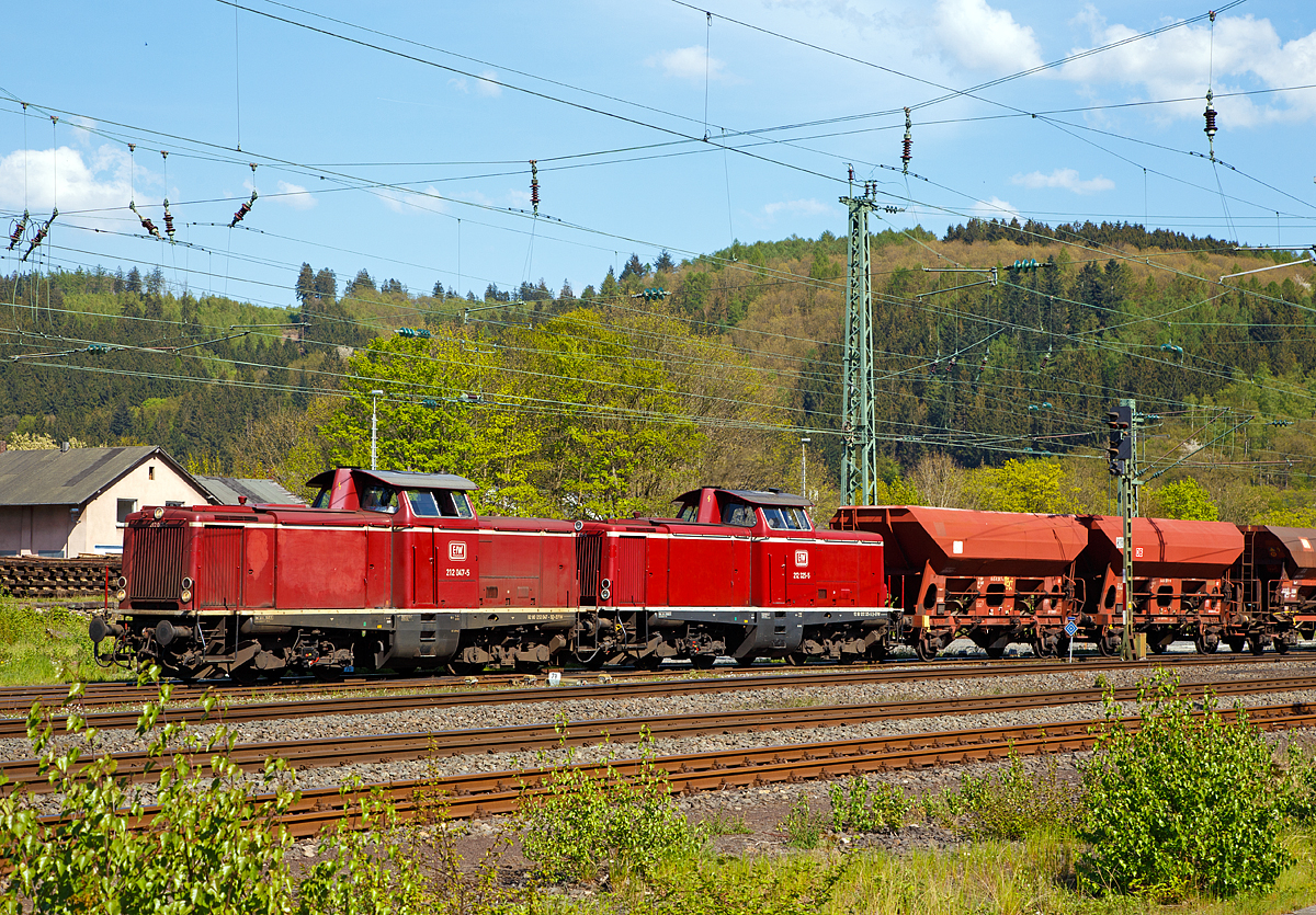 
Zwei V 100.20 der EfW-Verkehrsgesellschaft mbH fahren  in Doppeltraktion am 06.05.2016 in Betzdorf/Sieg mit einem leeren Schotterzug in den Abstellbereich. Es sind dies die 212 047-5 (92 80 1212 047-5 D-EFW), ex DB V 100 2047 und die 212 325-5 (92 80 1212 325-5 D-EFW), ex DB V 100 2325.

Beide V 100 wurden von MaK in Kiel gebaut.
Die Lebensläufe der beiden V 100:
Die 212 047-5:
Von MaK in Kiel 1963 unter der Fabriknummer 1000183 gebaut und als V 100 2047 an die Deutsche Bundesbahn geliefert. Zum 01.01.1968  Umzeichnung in DB 212 047-5. Z-Stellung und Ausmusterung bei der DB im Jahr 2001. Im Jahr 2002 über ALS - ALSTOM Lokomotiven Service GmbH in Stendal an die EfW-Verkehrsgesellschaft mbH.

Die 212 325-5:
Von MaK in Kiel 1966 unter der Fabriknummer 1000372 gebaut und als V 100 2325 an die Deutsche Bundesbahn geliefert. Zum 01.01.1968  Umzeichnung in DB 212 325-5. Z-Stellung und Ausmusterung bei der DB im Jahr 2001. Im Jahr 2002 über ALS - ALSTOM Lokomotiven Service GmbH in Stendal an die EBM Cargo GmbH & Co. KG dann 2005 an TSD - Transport-Schienen-Dienst GmbH, teilweise als Mietlok. Seit 2010 ist sie nun auch bei der EfW-Verkehrsgesellschaft mbH.