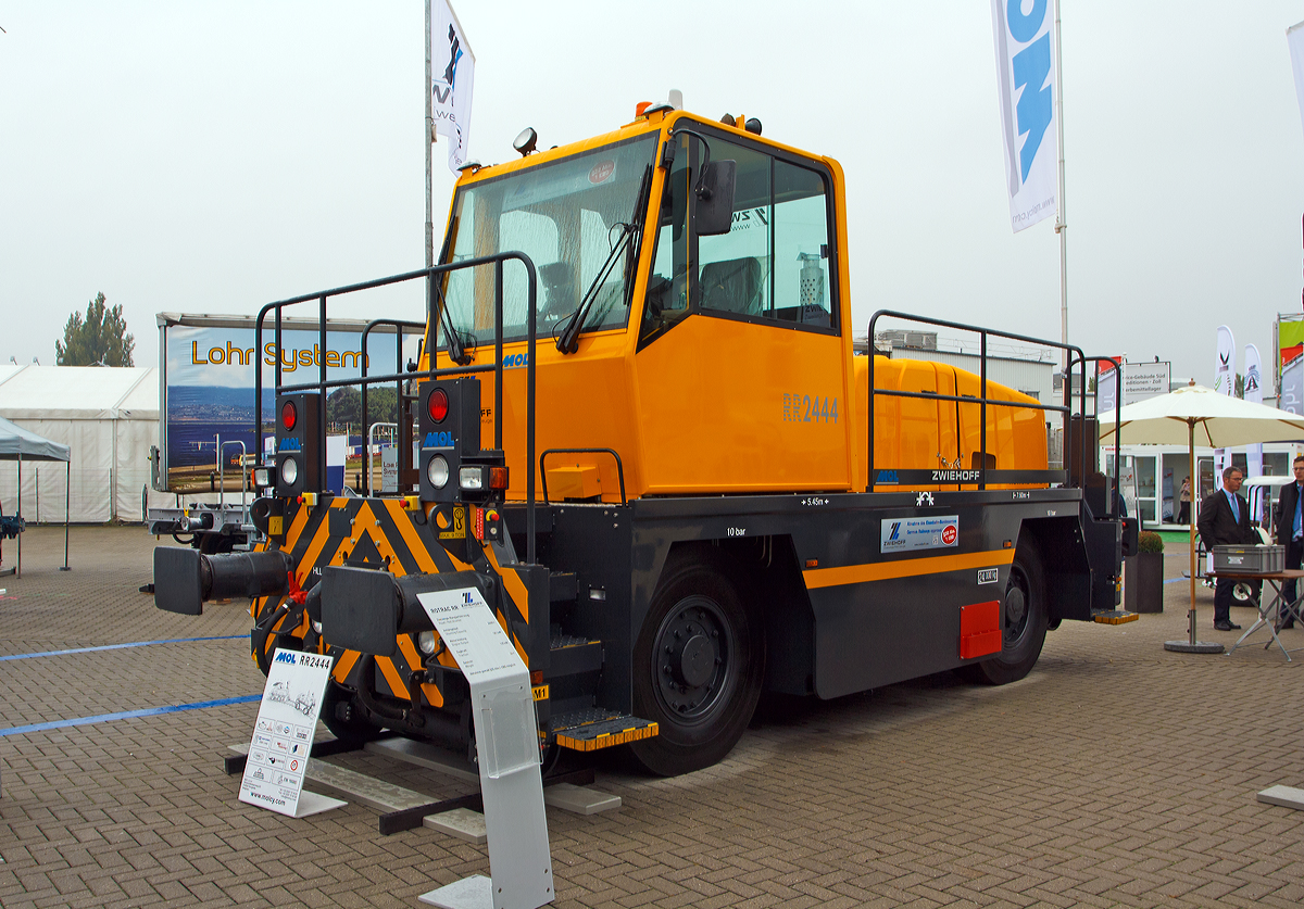 
Zweiwege-Rangierfahrzeug ROTRAC RR 2444 von Zwiehoff/ MOL pr�sentiert auf der InnoTrans 2014 in Berlin (26.09.2014). Zwiehoff aus Rosenheim (D) ist Spezialist auf dem Gebiet der Zweiwege-Technik, Mol CY NV aus Staden (B) ist ein Sonderfahrzeug- und Aufbautenhersteller. 

Durch die Gummibereifung (Traktion am Gleis) hat ein solches Fahrzeug einen mehr als 2 x h�heren Reibungskoeffizient als bei einer Lok.

Technische Daten:
Spurweite: 1.435 mm (lieferbar 1.076 bis 1.676)
Gesamtgewicht: 24.000 kg
Motorleistung: 181 kW (245 PS)
Zugkraft: 135 kN (bei μ=0,7)
Max. Anh�ngelast: 2.400 t
Reifengr��e:  12.00R24 
Anzahl der Schienenachsen: 2
Luftvorrat der Waggonbremsanlage: 800 l
Kraftstofftankvolumen: 450 l
L�nge �ber Puffer: 7.600 mm
Achsabstand: 5.450 mm
Breite ca.: 2.510 mm 
H�he ca.: 3.370 mm 