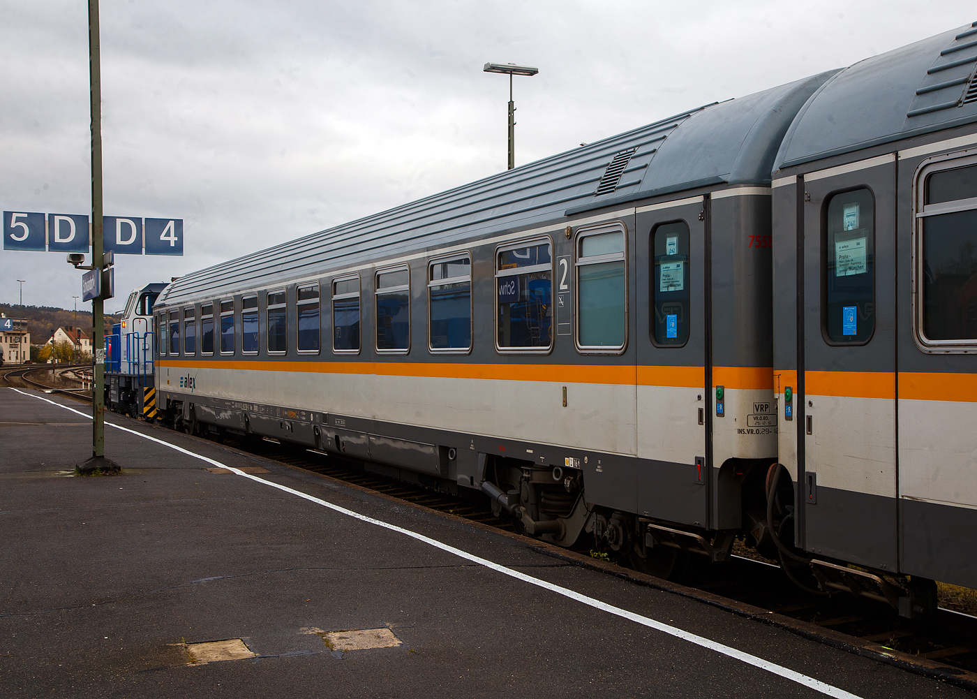2. Klasse alex-Schnellzugwagen I-DBL 61 83 21-90 788-2 der Gattung Bmz der Die L�nderbahn GmbH, eingereiht als Wagen 262 in den alex RE 25 (Schwandorf – Regensburg – M�nchen), am 24.11.2022 im Bahnhof Schwandorf. Der Wagen ist vermutlich ein ehemaliger FS Eurofima- Reisezugwagen (UIC-Typ Z) und daher weiter in Italien registriert. 

Davor die Die D 03 alias 270 010-8 (98 80 0270 010-8 D-DLB) eine MaK G 1202 BB der DLB, sie hat den Wagenzug rangiert und bereitgestellt.

TECHNISCHE DATEN:
Spurweite: 1.435 mm
L�nge �ber Puffer: 26.400 mm
Drehzapfenabstand: 19.000 mm
Achsstand im Drehgestell: 2.560 mm
Leergewicht: 47 t
H�chstgeschwindigkeit: 200 km/h
Zulassungen: RIC (AC mehrspannungsf�hig)
Sitzpl�tze: 66 in der 2. Klasse in 
Abteile: 11 Abteilen mit je 6 Pl�tzen, 1 Dienstabteil
Toiletten: 1
Bremsbauart: WU-R

