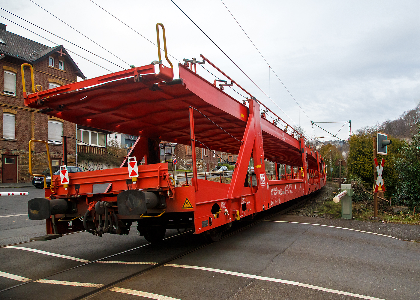 2 x 2 achsiger leerer offener Doppelstock-Autotransportwagen (Wageneinheit) 25 80 4382 096-2 D-ATG der Gattung Laaeffrs 561 der DB Cargo Logistics GmbH (ex ATG Autotransportlogistic GmbH) am 22.02.2023 im Zugverband bei der Durchfahrt in Kirchen (Sieg).

Die Wagen der Gattung Laaeffrs 561 sind im Rahmen von dem Projekt „Innovativer Güterwagen“ neuentwickelte Wagen. Es ist auch die Antwort auf den sich verändernden Automobilmarkt, auf dem zunehmend größere und schwerere Fahrzeuge gefragt sind (SUV). So eignen sich diese Wagen insbesondere für den europaweiten Transport von großvolumigen Pkws, SUVs und Vans, auch bei kleineren Lichtraumprofilen. Mit der hohen Lastgrenze von 35,5 Tonnen ist der Transport von besonders schweren Fahrzeugen möglich.

Damit sowohl ein typenreiner Transport als auch eine Mischverladung in den unterschiedlichen Lademaßen möglich ist, kann die obere Ladeebene hinsichtlich der Transportstellungen stufenlos eingestellt werden. Flexible Elemente der unteren Ladeebene sowie eine spezielle Geometrie der oberen Ladeebene dienen zusätzlich der effizienteren Ausnutzung des Laderaums bei besonders hohen Pkw.

Zur Ladungssicherung befinden sich auf der oberen und unteren Ladeebene jeweils 32 Radvorleger. Eine Besonderheit ist auch die erhöhte Arbeitssicherheit durch das Klappgeländer auf der oberen Ladeebene.

Die Vorteile auf einen Blick:
– Zweigliedriger, doppelstöckiger Autotransportwagen
– Hohe Lastgrenze
– Große Durchfahrhöhe
– Obere Ladeebene flexibel einstellbar
– Untere Ladeebene mit verstellbaren Elementen für eine höhere Auslastung
– Verringerte Gesamthöhe durch besondere Geometrie der oberen Ladeebene
– Klappbare Absturzsicherung auf der oberen Ladeebene

TECHNISCHE DATEN:
Gattung: Laaeffrs 561
Baujahr: ab 2018
Hersteller (u.a.): Tatravagónka a.s. Poprad (Slowakei)
Spurweite: 1.435 mm
Anzahl der Achsen: 4
Länge über Puffer : 33.000 mm
Ladelänge : 32.080 mm (unten) / 32.550 mm (oben)
Ladebreite : 2.950 mm (unten) / 2.794 mm (oben)
Wagenhöhe: 3.500 mm
Achsabstände: 10.700 / 5.900 / 10.700 mm
Laufraddurchmesser (neu): äußere 760 mm und mittlere 730 mm
Typ der Radsätze: BA 375 
Höchstgeschwindigkeit: 100 km/h (beladen) / 120 km/h (leer)
Eigengewicht: 36.500 kg
Nutzlast: 35,5 t ab Streckenklasse B (max. 18 t pro Ebene)
Max. Gewicht je Pkw: 2.800 kg
Kleinster befahrb. Gleisbogenhalbmesser: R 75 m
Höhe des Klappgeländers: 1.100 mm 
Bremse: KNORR KE-GP-A (K)
Bremssohle: Jurid 816M
Intern. Verwendungsfähigkeit: TEN-GE