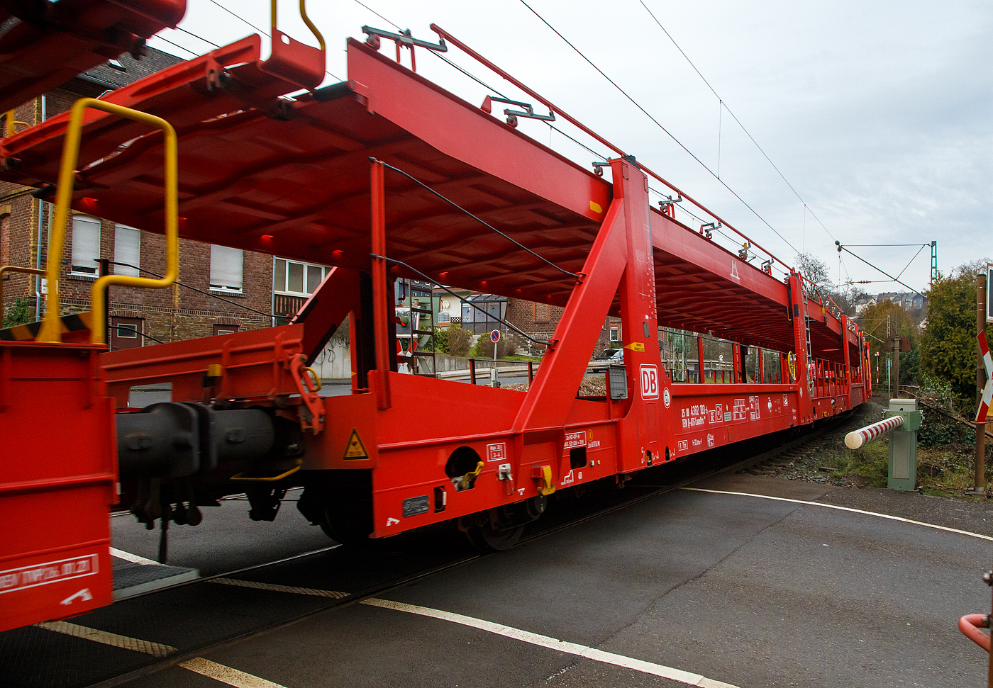 2 x 2 achsiger leerer offener Doppelstock-Autotransportwagen (Wageneinheit) 25 80 4382 103-6 D-ATG der Gattung Laaeffrs 561 der DB Cargo Logistics GmbH (ex ATG Autotransportlogistic GmbH) am 22.02.2023 im Zugverband bei der Durchfahrt in Kirchen (Sieg).

Die Wagen der Gattung Laaeffrs 561 sind im Rahmen von dem Projekt „Innovativer Güterwagen“ neuentwickelte Wagen. Es ist auch die Antwort auf den sich verändernden Automobilmarkt, auf dem zunehmend größere und schwerere Fahrzeuge gefragt sind (SUV). So eignen sich diese Wagen insbesondere für den europaweiten Transport von großvolumigen Pkws, SUVs und Vans, auch bei kleineren Lichtraumprofilen. Mit der hohen Lastgrenze von 35,5 Tonnen ist der Transport von besonders schweren Fahrzeugen möglich.

Damit sowohl ein typenreiner Transport als auch eine Mischverladung in den unterschiedlichen Lademaßen möglich ist, kann die obere Ladeebene hinsichtlich der Transportstellungen stufenlos eingestellt werden. Flexible Elemente der unteren Ladeebene sowie eine spezielle Geometrie der oberen Ladeebene dienen zusätzlich der effizienteren Ausnutzung des Laderaums bei besonders hohen Pkw.

Zur Ladungssicherung befinden sich auf der oberen und unteren Ladeebene jeweils 32 Radvorleger. Eine Besonderheit ist auch die erhöhte Arbeitssicherheit durch das Klappgeländer auf der oberen Ladeebene.

Die Vorteile auf einen Blick:
– Zweigliedriger, doppelstöckiger Autotransportwagen
– Hohe Lastgrenze
– Große Durchfahrhöhe
– Obere Ladeebene flexibel einstellbar
– Untere Ladeebene mit verstellbaren Elementen für eine höhere Auslastung
– Verringerte Gesamthöhe durch besondere Geometrie der oberen Ladeebene
– Klappbare Absturzsicherung auf der oberen Ladeebene

TECHNISCHE DATEN:
Gattung: Laaeffrs 561
Baujahr: ab 2018
Hersteller (u.a.): Tatravagónka a.s. Poprad (Slowakei)
Spurweite: 1.435 mm
Anzahl der Achsen: 4
Länge über Puffer : 33.000 mm
Ladelänge : 32.080 mm (unten) / 32.550 mm (oben)
Ladebreite : 2.950 mm (unten) / 2.794 mm (oben)
Wagenhöhe: 3.500 mm
Achsabstände: 10.700 / 5.900 / 10.700 mm
Laufraddurchmesser (neu): äußere 760 mm und mittlere 730 mm
Typ der Radsätze: BA 375 
Höchstgeschwindigkeit: 100 km/h (beladen) / 120 km/h (leer)
Eigengewicht: 36.500 kg
Nutzlast: 35,5 t ab Streckenklasse B (max. 18 t pro Ebene)
Max. Gewicht je Pkw: 2.800 kg
Kleinster befahrb. Gleisbogenhalbmesser: R 75 m
Höhe des Klappgeländers: 1.100 mm 
Bremse: KNORR KE-GP-A (K)
Bremssohle: Jurid 816M
Intern. Verwendungsfähigkeit: TEN-GE