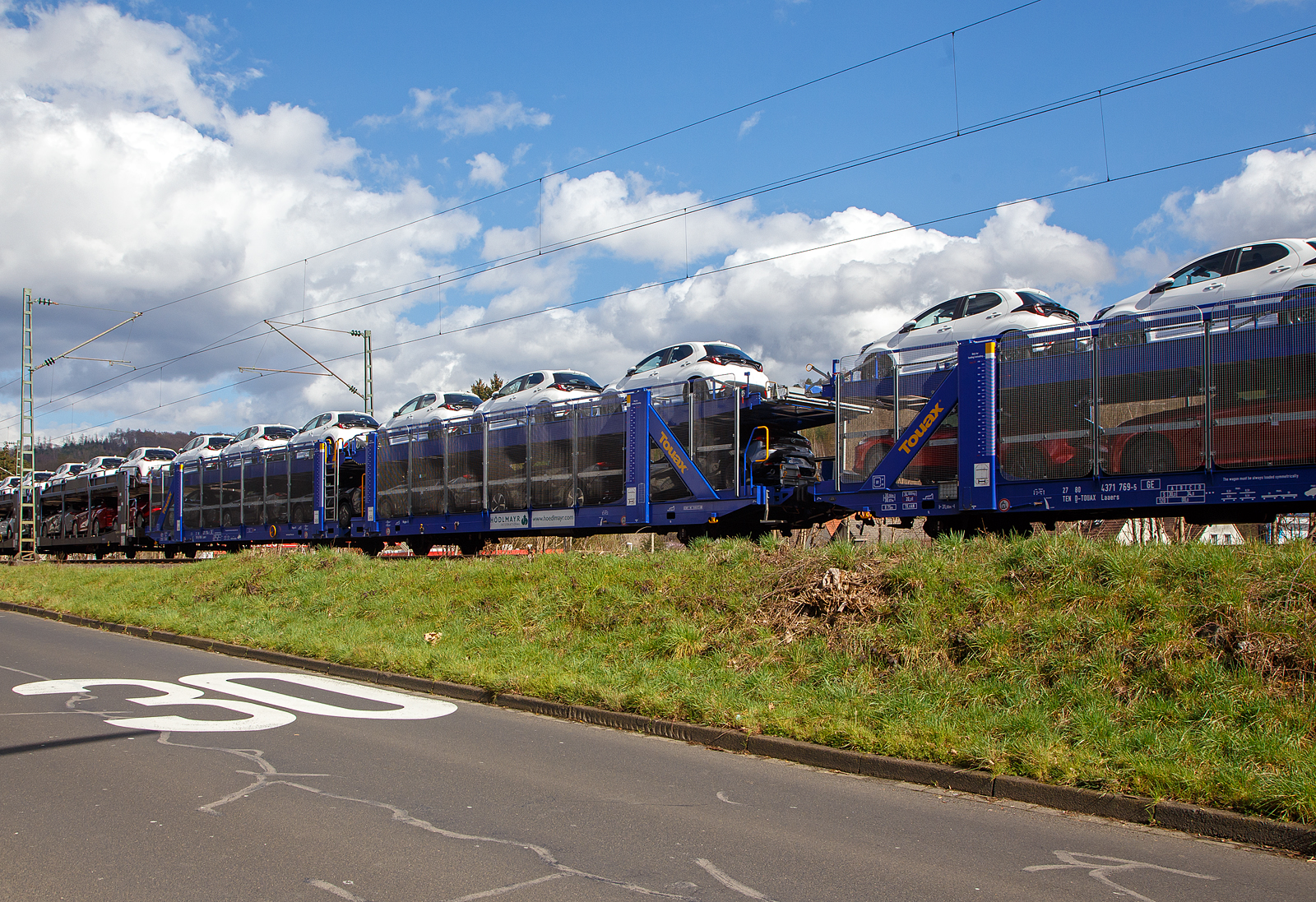 2 x 2 achsiger leerer offener Doppelstock-Autotransportwagen (Wageneinheit) 27 80 4371 793-3 D-TOUAX, der Gattung Laaers, der irländischen Vermietungsfirma TOUAX Rail Limited, am 24.03.2023 im Zugverband bei einer Zugdurchfahrt in Niederschelde (Sieg).

Die TOUAX Type-Bezeichnung ist Laaers GREENBRIER, Greenbrier Europe ist auch der Hersteller von der Wageneinheit, aus dem Werk Astra Rail Industries S.A. Die Wageneinheit hat ein „Spindel-Lifting-System“ für die obere Ladeebene.

TECHNISCHE DATEN (laut Anschriften):
Gattungskennzahl: 4371
Spurweite: 1.435 mm
Anzahl der Achsen: 4 (2 x 2)
Länge über Puffer : 31.000 mm
Achsabstände: 10.000 mm / 5.200 mm / 10.000 mm
Laufraddurchmesser : 760 mm (neu)
Ladelänge : 30.070 mm (unten) / 30.560 mm (oben)
Höchstgeschwindigkeit: 100 km/h (beladen) / 120 km/h (leer)
Eigengewicht: 34.000 kg
Nutzlast: 30,0 t bei Streckenklasse A, 34,0 t ab Streckenklasse B (max. 17 t pro Ebene)
Kleinster befahrbarer Gleisbogenhalbmesser: R 75 m
Bremse: KE-GP-A (K)
Bremssohle: J816M
Handbremse: Ja
Verwendungsfähigkeit: TEN-GE
