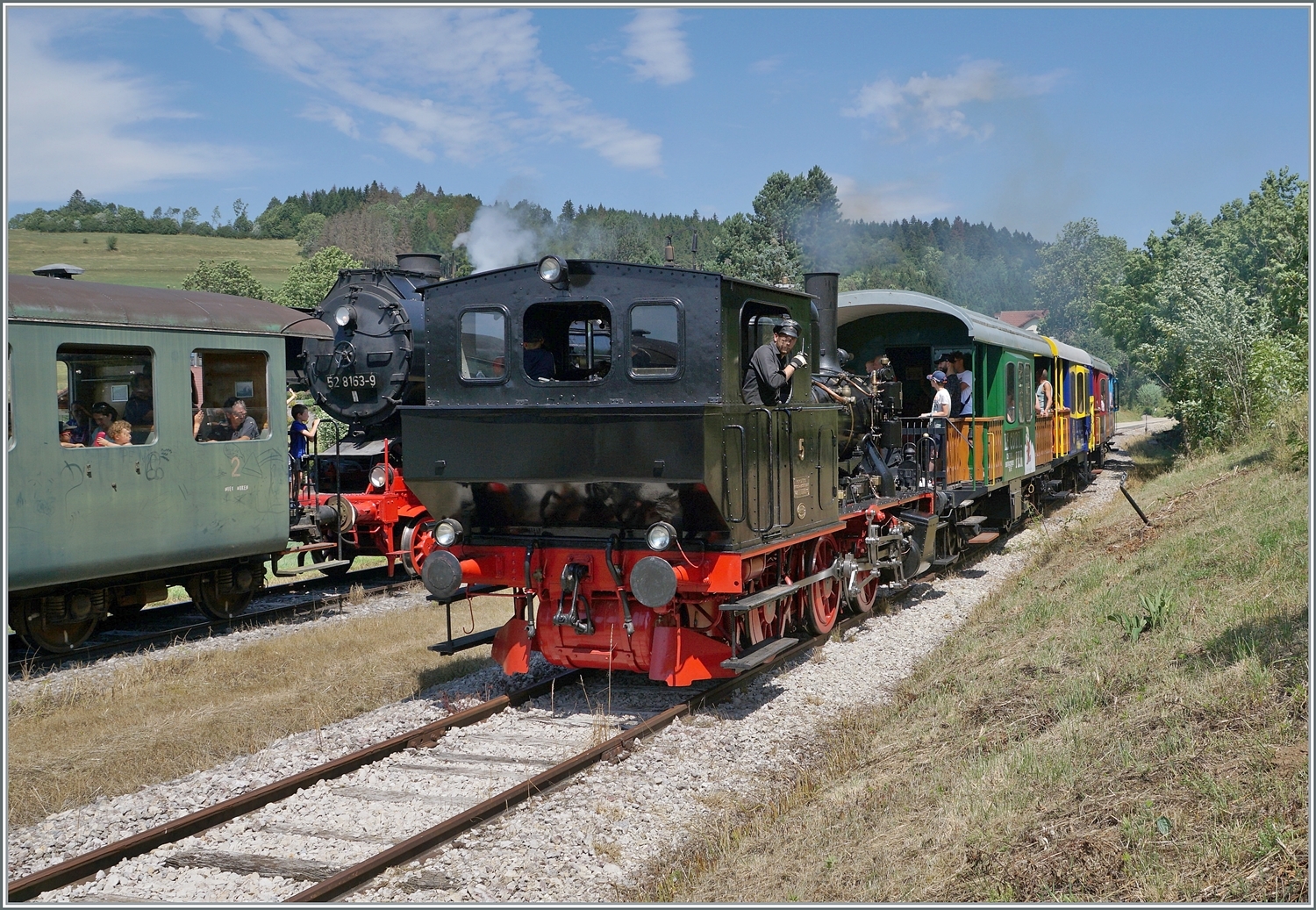 30 ANS CONI'FER /30 Jahre Coni'Fer - Zum dreissigsten Geburtstag dieser eindrücklichen Museumsbahn auf einem Teilabschnitt der internationalen Strecke Milano - Paris im Jura zwischen Vallorbe und Pontarlier verkehren die Zuge im Stundentakt. Im Coni'Fer Bahnhof von Le Touillon (Km 58 E-J/JS/SBB bzw. Km 467 PLM/SNCF) zeigt sich das Coni'Fer  Tigerli  E 3/3 N° 5 mit seinem ersten Zug auf der Rückfahrt von Fontaine Ronde nach Les Hôpitaux Neufs. 

15. Juli 2023