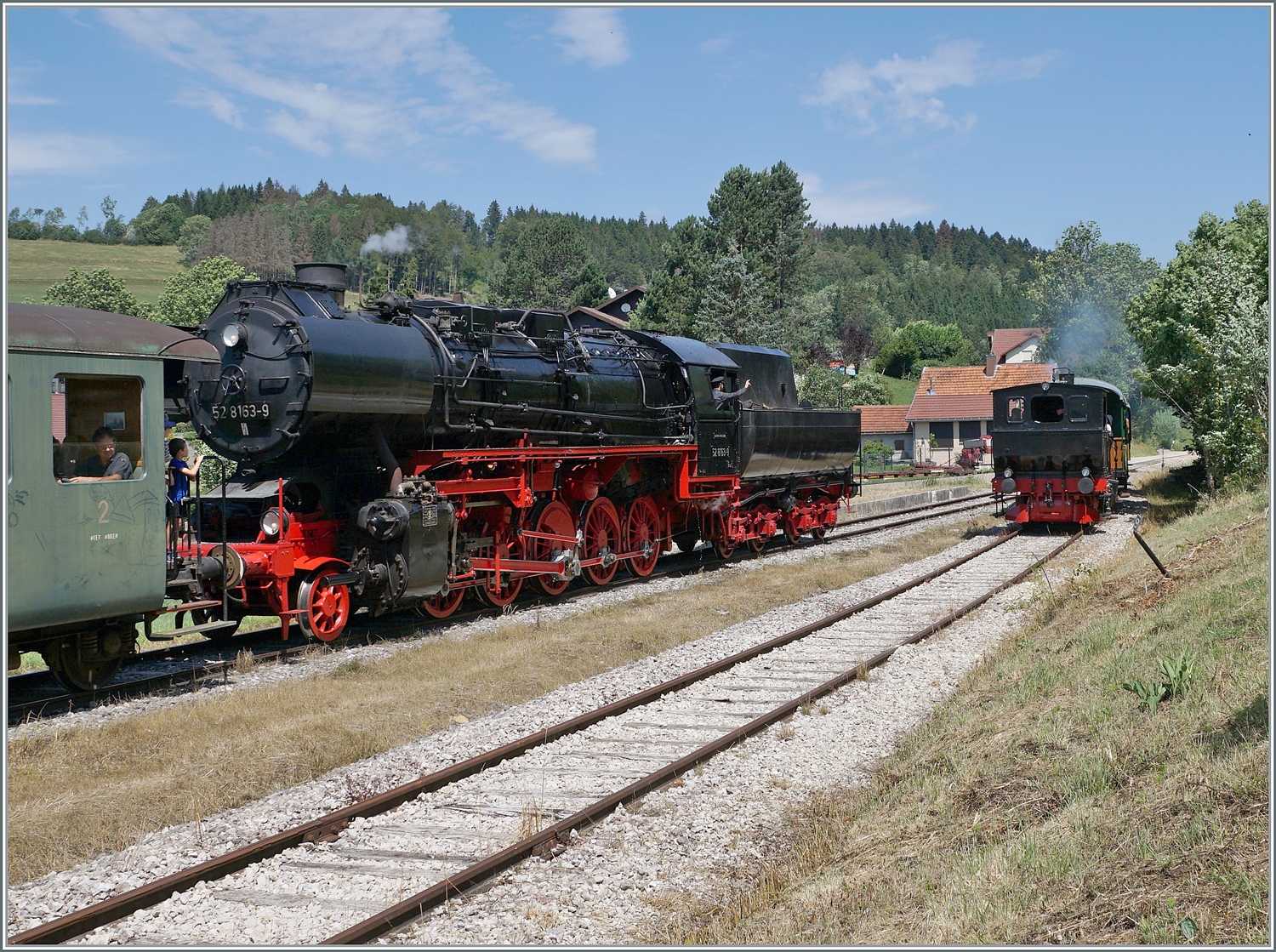 30 ANS CONI'FER /30 Jahre Coni'Fer - Mitten im Jura, auf gut 1000 müM, 467 km von Paris (und ca 400 von Milano) entfernt kreuzen sich in der kleinen Landstation Le Touillon zwei Züge. Die Höhenlage mit strengen Wintern und eine durchs Gelände ungünstige Kurven- und steigungsreiche Trassierung waren schlechte Voraussetzungen für einen effizienten Betrieb der Strecke Vallorbe - Pontarlier, weshalb man sich zum Bau des Mont-d'or Tunnels entschloss, der 1915 eröffnet wurde und der die Strecke Vallorbe - Pontarlier zur Nebenbahn degradierte. Wie gut, dass die Coni'Fer 1992 die Initiative ergriff, hier wieder Züge verkehren zu lassen, was seit 1993 auch wieder möglich ist. Das Bild zeigt die 52 8163-9 mit vier vierachsigen Plattform Wagen Bi 4 (ex Seetal/EBT?) auf der Fahrt nach Fontaine Ronde und den Gegenzug mit der E 3/3 N° 5  Rhone  (SLM 1915/ Fabriknummer 2538) in Le Touillon. 

15. Juli 2023