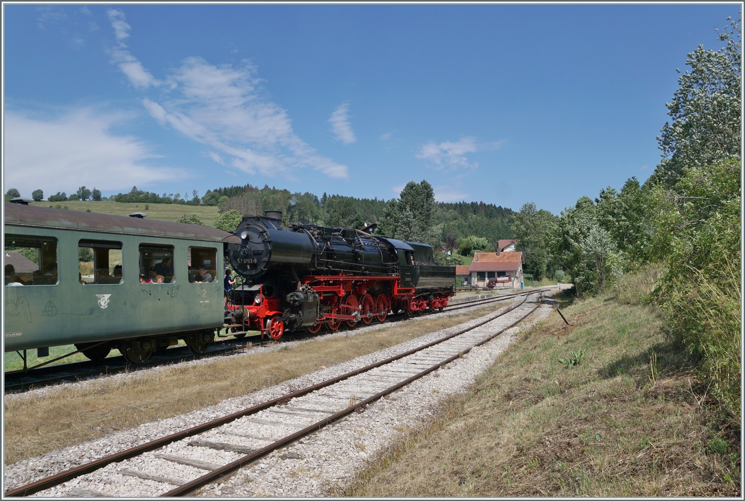 30 ANS CONI'FER /30 Jahre Coni'Fer - die mächtige (ex) DR 52 8163-9 der Coni'Fer erreicht Le Touillon, wo eine Kreuzung abzuwarten ist.

15. Juli 2023