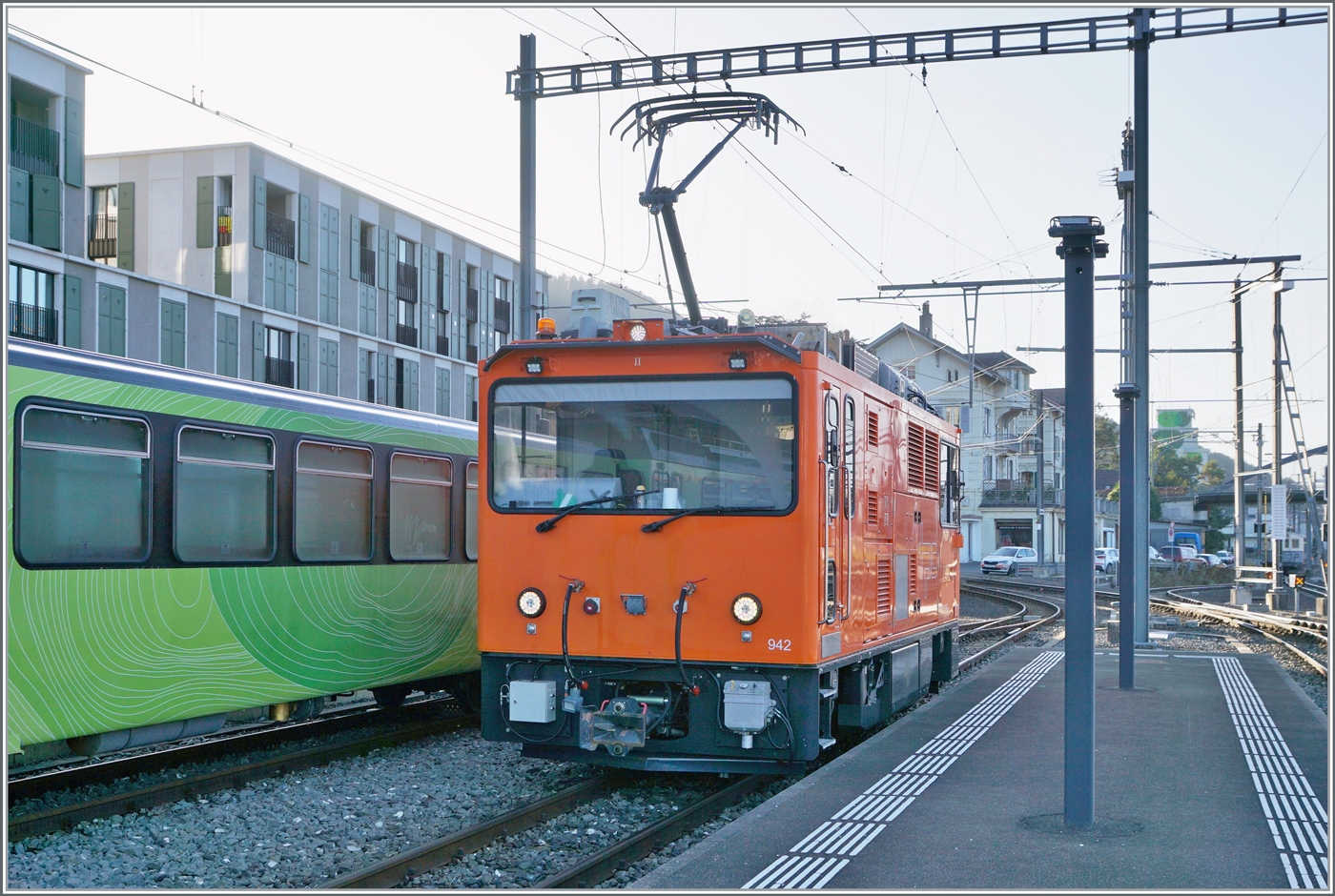 Auch nicht perfekt im Licht, aber doch ein Foto wert: Der TPC HGem 2/2 942 wartet in Aigle auf die Abfahrt in Richtung Leysin. 

30. Okt. 2024