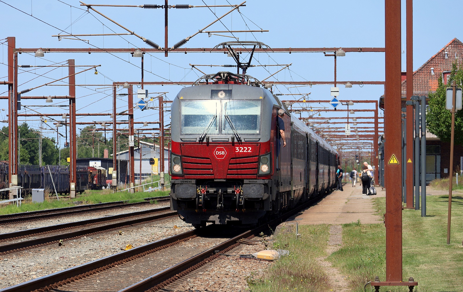 Auf der anderen Seite im Bhf Pattburg hatte dann zwischendurch die DSB Litra EB 3222 mit ihrem EC nach Hamburg Ausfahrt. 21.06.2025