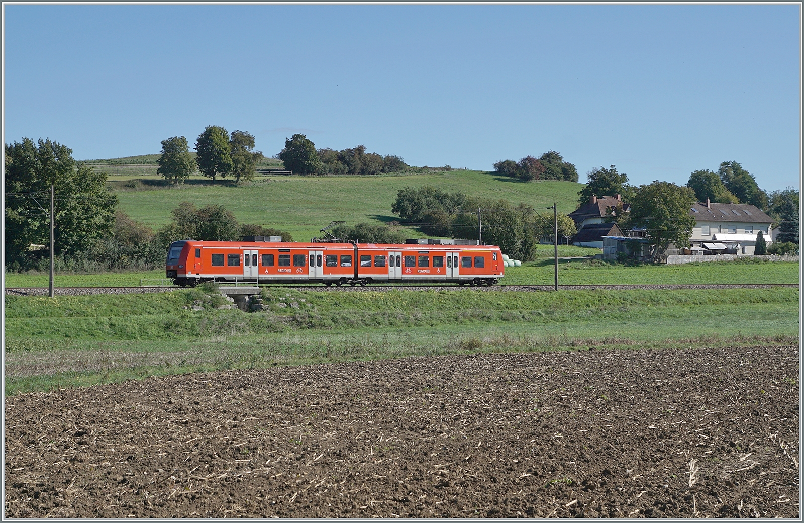 Auf den Fahrplanwechsel im Dez. 2022 endet der Einsatz der  Mini Quietschies/Baby Quietschies  (BR 426) zwischen Singen und Schaffhausen. Ein guter Grund nochmals hinzufahren. Der DB 426 010-5/ 510-4 auf dem Weg von Schaffhausen nach Singen bei Bietingen. 

19. Sept. 2022