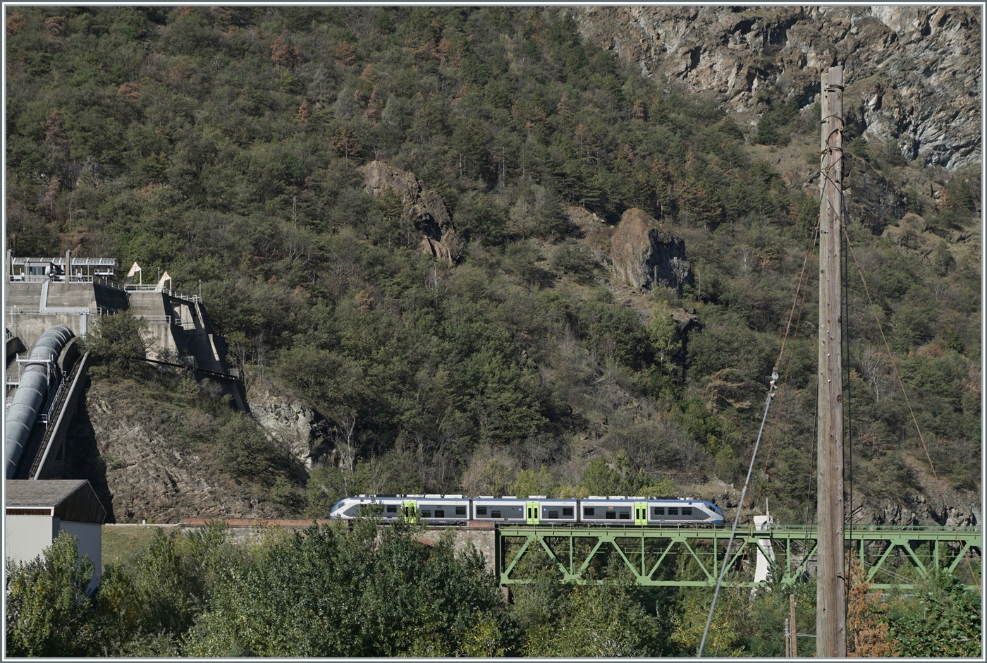Auf der Suche nach der besten Positon für ein Bild bei Borgo mit dem BTR 813 wurde ich von einem FS Treniatlia MD Aln 501/502  Minuetto  überascht, der als Regionalzug von Aosta nach Ivra unterwegs war. 

11. Oktober 2023