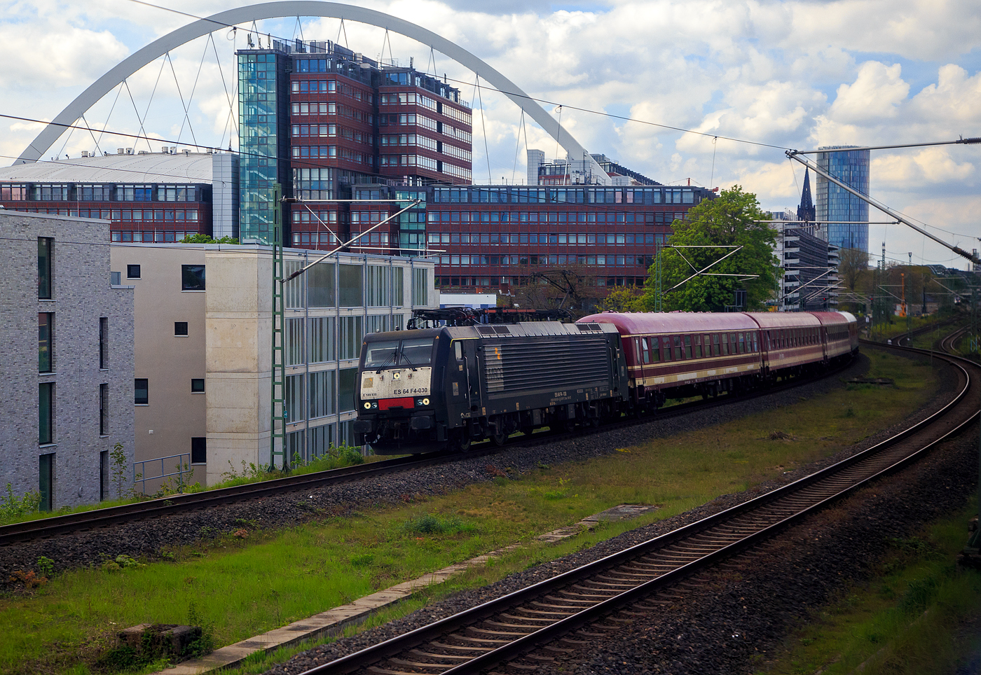 Aus dem Zug heraus...
Die MRCE Dispolok ES 64 F4-030 bzw. E 189 930-1 (91 80 6189 930-1 D-DISPO Class 189 - VD) fährt am 30.04.2023 mit einem Euro-Express Sonderzug von Köln in östlicher Richtung.

Die Siemens EuroSprinter ES 64 F4 wurde 2006 von SIEMENS in München-Allach unter der Fabriknummer 21243 gebaut. An der Bezeichnung Class 189 VD kann man das installierte Länderpaket erkennen (VD = Zugsicherungssystem Paket für Deutschland, Österreich, Italien, Slowenien, Kroatien).

Das Unternehmen Euro-Express Sonderzüge GmbH & Co. KG mit Sitz in Münster (Westfalen) ist einer der größten Veranstalter von Sonderzügen in Europa. Man hat 25 Jahre Erfahrung als Anbieter von Sonderzügen und eine etwa 50 Wagen umfassende Fahrzeugflotte.
