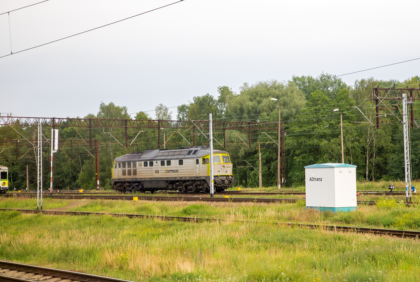 Aus einem IC heraus, steht in Rzepin (Reppen) 27 Juni 2017 die „Ludmilla“ BR 232-09 / 0  232 209-9 (92 80 0232 209-9 D-CTPL) der Captrain Polska Sp. z o.o. (Wrocław / früher Breslau). Wofür wie rechts diese „ADtranz“-Häuschen sind weiß ich nicht genau, vermutlich sind es elektrische Verteilerkisten.

Die Ludmilla wurde 1977 von LTS (Luhanskyj Teplowosobudiwnyj Sawod , auch bekannt als Lokomotivfabrik Lugansk (ehemals Woroschilowgrad) unter der Fabriknummer 0853 gebaut und als TE 109-026 (ТЭ109-026) an die sowjetische Aluminiumhütte in Pikalewo (Пикалёво) beim heutigen Sankt Petersburg (Leningrad) geliefert. 1999 ging sie an die EBG einem Händler in 
Binz-Prora (auf Rügen) und 2000 dann ging siean die ADtranz - ABB Daimler Benz Transportation GmbH (Kassel) und war so als Mietlok W 232.09 bis 2004 unterwegs, dann ging sie an die ITL - Eisenbahngesellschaft mbH in Dresden als W 232.09 (ab 2007 dann 92 80 0232 209-9 D-ITL), seit 2014 ist sie nun bei der Captrain Polska Sp. z o.o., (Wrocław / früher Breslau) als BR 232-09 / 0  232 209-9 aber eingestellt als 92 80 0232 209-9 D-CTPL in Deutschland eingestellt. 
