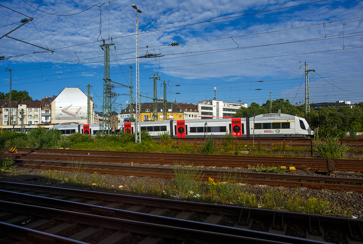 Bei Düsseldorf begegnet unserem IC am 24 Juni 2025 der VT 111 (95 80 0609 111-9 D-REGIO, ein Integral S5D95, der Regiobahn / Regionale Bahngesellschaft Kaarst-Neuss-Düsseldorf-Erkrath-Mettmann-Wuppertal mbH, ex VT 111 „Tegernsee“ Bayerische Oberlandbahn (BOB). Der Integral fährt als S 28 die Verbindung Wuppertal Hbf über Düsseldorf Hbf nach Neuss Hbf und erreicht bald den Hauptbahnhof Düsseldorf.

Der fünfgliedrige Dieseltriebwagen vom Typ Integral S5D95 wurde 1998 von der Integral Verkehrstechnik AG in Jenbach (Österreich) unter der Fabriknummer 3155-11 gebaut und an die BOB - Bayerische Oberlandbahn GmbH (Holzkirchen) geliefert. Alle Triebzüge der BOB wurden zwischen Juni und Juli 2020 im Betrieb durch neue Alstom Coradia LINT ersetzt. Die Fahrzeuge wurden von der im Großraum Düsseldorf tätigen Regiobahn übernommen und werden seit Dezember 2020 dort eingesetzt.
