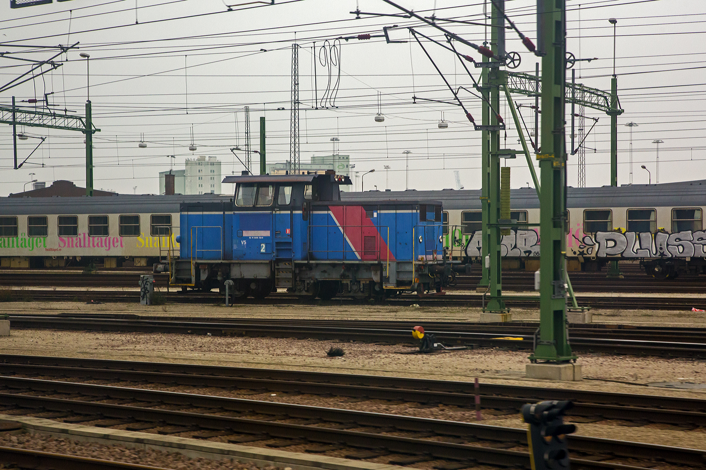 Bei Malmö steht am 20 März 2019 die schwedische Diesellokomotive der Baureihe V5, die  GC V5 152 - 92 74 0000 152-9 S-GC, ex SJ V5 152, eine Henschel DHG 625 C. Ein Bild aus dem EC von Kopenhagen nach Stockholm.

Die Henschel DHG 625 C wurde 1976 von Henschel & Sohn in Kassel (Deutschland) unter der Fabriknummer 31955 gebaut und die SJ (Statens Järnvägar, ehemaligen schwedische Staatsbahnen) geliefert. Nach der 2001 erfolgten Aufteilung von SJ gingen alle Lokomotiven an die Güterverkehrssparte Green Cargo. Sie werden dort unter der Baureihenbezeichnung GC V5 mit den gleichen Betriebsnummern geführt. Im Jahr 2020 ging Nordic Re-Finance AB und wurde an die VÄTE (VÄxling Terminal) in Trelleborg für den Einsatz im Hafen Trelleborg vermietet.

Henschel - DHG 625 C (SJ V 4 bzw. V 5)
Unter der Bezeichnung DHG 625 C wurden zwei recht verschiedene Lokomotivtypen für die schwedische Staatsbahn SJ gebaut. Zunächst wurden im Jahr 1973 zehn Lokomotiven geliefert, die als Baureihe V 4 eingereiht wurden. Sie lehnten sich eng an schwedische Konstruktionen an und ähnelten sehr stark den zu jener Zeit in Schweden entstandenen zweiachsigen Loktypen.

Ab 1975 folgten 40 weitere DHG 625 C, die sich deutlich von den zuvor gelieferten Lokomotiven unterschieden. Sie hatten ein anderes Fahrwerk, das weitgehend dem der gleichzeitig gebauten Standardlokomotiven entsprach. Die Aufbauten waren rechtwinkliger geworden und das Führerhaus sah deutlich mehr nach dem Henschel-Standard aus. Diese Lokomotiven erhielten bei der SJ die Bezeichnung V5. Alle 50 Lokomotiven gingen im Jahr 2001 in das damals aus der SJ ausgegründete Güterverkehrsunternehmen Green Cargo AB über. 

Während die V 4 bereits kurz danach vollständig ausgemustert wurde, stehen die V 5 auch heute noch bei Green Cargo im Einsatz.

TECHNISCHE DATEN:
Anzahl: 40
Hersteller: Henschel & Sohn, Kassel
Baujahre: 1975 bis 1978
Spurweite: 1.435 mm (Normalspur)
Achsfolge:  C
Länge über Puffer: 10.640 mm
Achsstand : 2 x 2.240 = 4.480 mm
Treibraddurchmesser: 985mm (neu)
Motor: (KHD) Deutz wassergekühlter 12-Zylinder –Viertakt-Dieselmotor mit Abgasturboaufladung und Ladeluftkühlung vom Typ BF12M716
Dauerleistung: 380 kW (516 PS)
Kraftübertragung: Dieselhydraulisch
Anfahrzugkraft: 140 kN
Höchstgeschwindigkeit: 40 km/h (Rangiergang) / 70 km/h (Streckengang)
Dienstgewicht: 48,0 t

Die GC V5 152 wurde 2001 mit einem V12-Zylinder-Dieselmotor vom Typ GM 12V-149 mit einer Leistung von 440 kW (600 PS) remotorisiert
