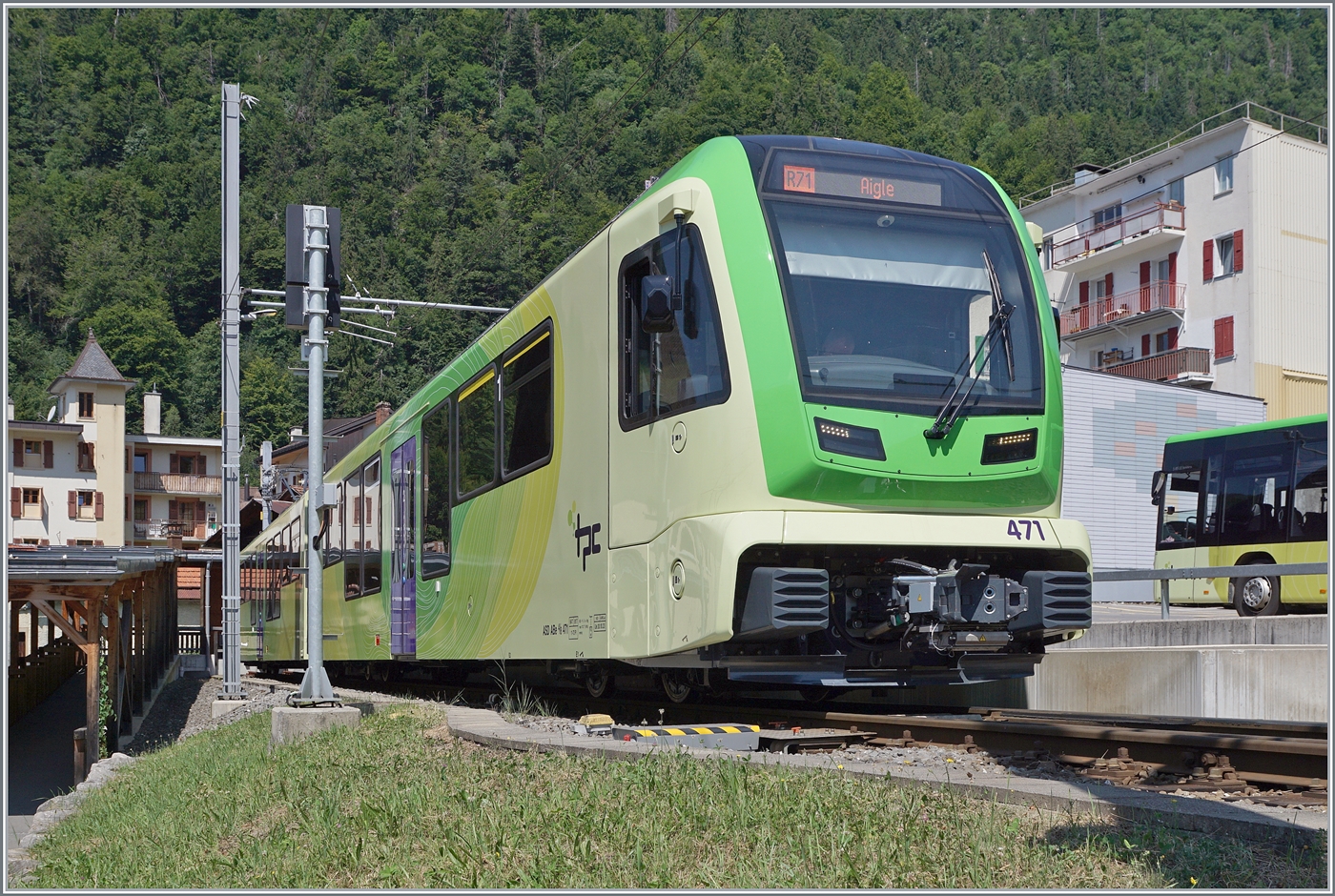Beim Halt und Richtungswechsel in Le Sépey konnte der TPC ASD ABe 4/8 471 bildfüllend fotografiert werden. 

27. Juli 2024