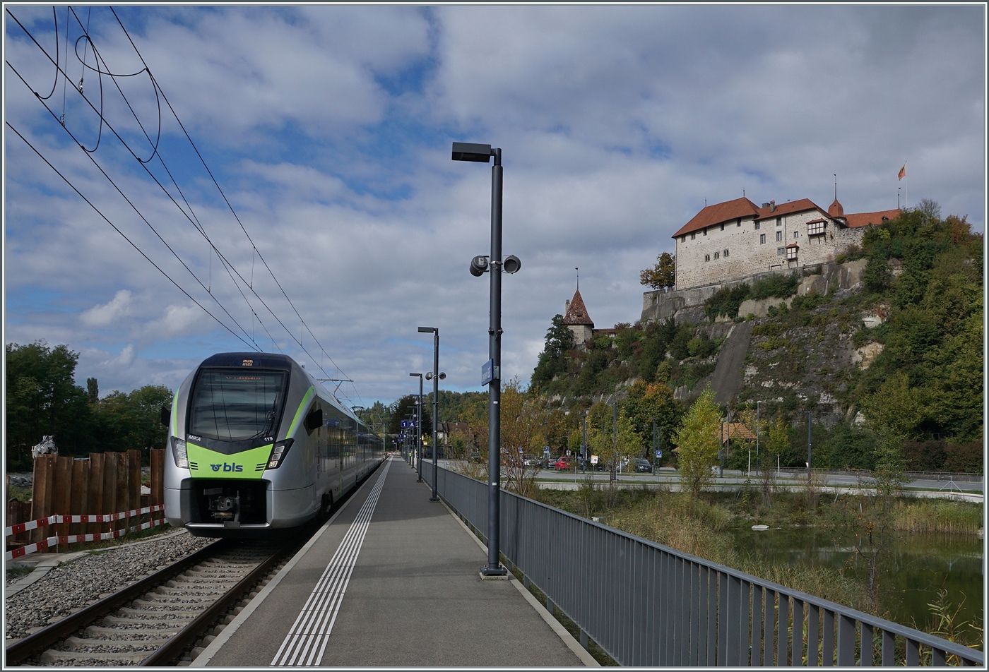 Bis die Arbeiten am östlichen Sense-Ufer abgeschlossen sind, muss für das Motiv des ausfahrenden BLS MIKA RABe 528 119 als S2 15247 mit dem Schloss von Laupen als Hintergrund der Bahnsteig als Fotostandort genügen. Später wird der Weg der Sense entlang sicher weitaus eindrücklicher Bilder erlauben.

5. Oktober 2024