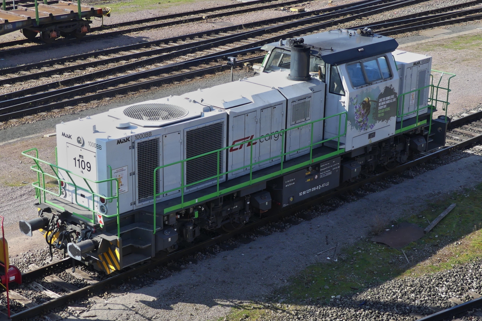 CFL Cargo Mietlok 1109, (92 80 1271 016-8 D-AT-LU), Vossloh G 1000 BB, Fabriknr. 5001541, Baujahr 2004,  Bauart B’B‘-dh, seit 2021 von der CFL gemietet, steht in der Abstellung auf dem Gel�nde von Arcelor Mittal, gesehen vom V�lodukt aus in Esch Belval. 08.03.2024

Like the Bummblebee we work hard all day every day for our future foryou 	  
Wie die Hummel arbeiten wir jeden Tag, den ganzen Tag hart f�r unsere Zukunft f�r Sie.
