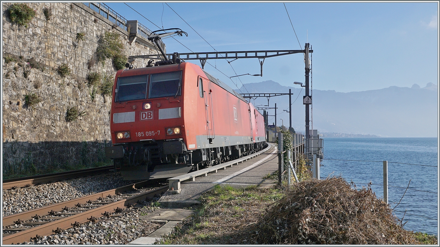 Da an Samstagen eigentlich keine Güterzüge fahren war ich nicht darauf vorbereitet und stand schlecht, wobei man zu dieser Tageszeit bei Zügen aus dieser Richtung in St-Saphorin nie  gut  stehen kann. 
Die DB 185 095-7 und eine weiter sind mit dem Noveliszug von Sierre nach Göttingen unterwegs. Immerhin das Bild bzw. die Situation erinnerte mich an eine ähnlich Fotoszene, so dass ich zu Hause im Archiv suchte und das Gefundene nun auf den zwei nun folgenden Bildern zeige. 

16. Nov. 2024