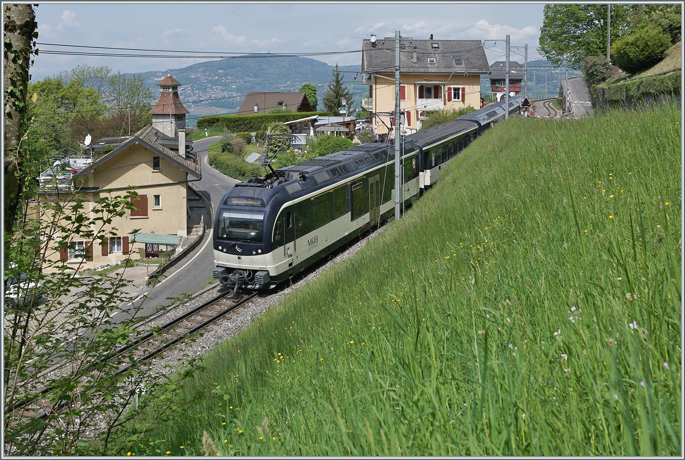 Da der Blonay-Chamby  Normal -Fahrplan um die Mittagszeit eine kleine  Pause  einlegt, nutzte ich die Gelegenheit um die MOB bei Chamby zu fotografieren. 
Im Bild der MOB Alpina ABe 4/4 9303 mit einem Regionalzug von Zweisimmen nach Montreux beim Verlassen von Chamby. 

6. Mai 2023