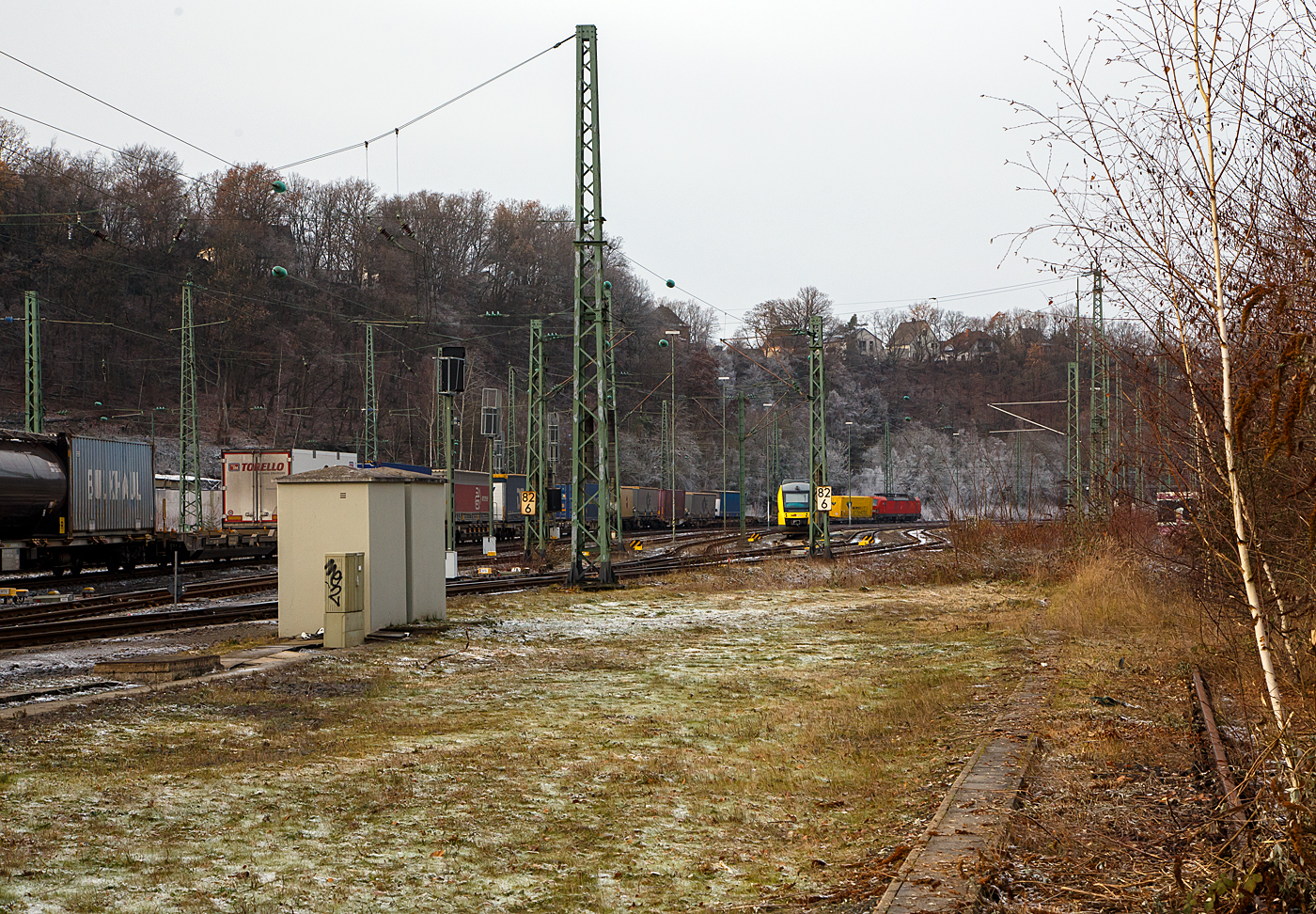 Da war ich etwas zu spät an den Gleisen, so war nur der Nachschuss möglich....
Eine Siemens Vectron (BR 193) fährt am 18.12.2022 mit einem KLV-Zug durch Betzdorf (Sieg) in Richtung Köln. 

Man sieht noch ist es am heutigen 4. Advent sehr kalt, aber die Wetterfrösche sagen einen mächtigen Temperaturanstieg für morgen voraus.
