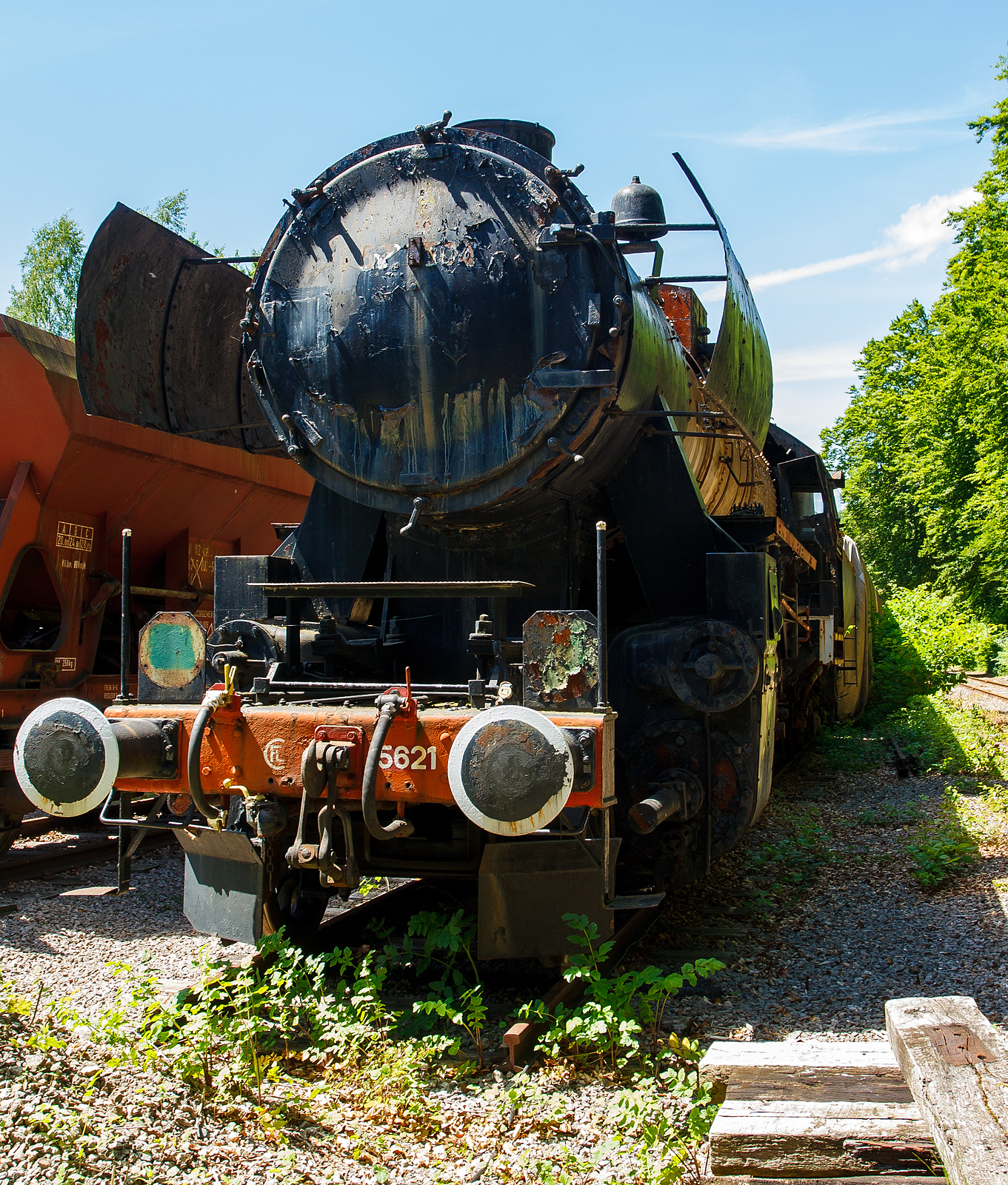 Damals (am 16 Juni 2013) leider einem sehr schlechten Zustand präsentierte sich die bei der AMTF - Association des Musée et Tourisme Ferroviaires a.s.b.l. (Train 1900) in Fond-de-Gras abgestellte CLF 5621 der SSMN - Service des Sites et Monuments Nationaux.

Die Lok wurde 1943 von der Krauss-Maffei AG in München-Allach, als Kriegsdampflokomotive 1 (KDL 1) unter der Fabriknummer 16630 gebaut und als 52 3504 an die DRB (Deutsche Reichsbahn) geliefert. Nach dem 2. Weltkrieg verblieb sie in Österreich und wurde so zur ÖStB 52.3504 (Österreichische Staatseisenbahn) und ab August 1947 zur ÖBB 52.3504 (Österreichische Bundesbahnen). 1978 wurde die Lok durch die Vereinigung GAR - Groupement des Amis du Rail von der ÖBB übernommen. Nach ihrem Verkauf an die GAR wurde die Lok über mehrere Tage von Wien-Nord in das Bahnbetriebswerk Luxembourg überführt. Am 9.September 1978 wurde mit Hilfe der 215 072 die letzte Etappe von Ulm über Lauda und Mainz nach Luxemburg absolviert. Am 16. August 1980 wurde die Lok nach langer Abstellzeit wieder in Betrieb genommen. Nach der betriebsfähigen Aufarbeitung kam die Lok vom 6. September 1980 bis April 1981 vor Museumszügen bei der Chemin de Fer des Trois Vallées in Mariembourg (Belgien) zum Einsatz. Anschließend war die Lok von Mai 1982 bis Oktober 1984 bei der Merzig-Büschfelder Eisenbahn im Saarland im Einsatz. Schlussendlich wurde die Lok im Oktober 1984 nach Luxembourg rücküberführt, da die Revisionsfristen abgelaufen waren und die Lok aus dem Betrieb genommen wurden. Seither ist die Lok im Depot Luxembourg kalt abgestellt. 2004 wurde die Lok an die Service des Sites et Monuments Nationaux abgegeben. Eine Wiederinbetriebnahme der Lok ist auch in absehbarer Zukunft nicht vorgesehen. Von 2012 bis März 2021 stand die Lok im Depot der Vereinigung  Train 1900  in Fond-de-Gras. Am 26.März 2021 wurde die Lok von Fond-de-Gras nach Pétange in die Neubauhalle der SSMN - Service des Sites et Monuments Nationaux überführt. Hier wird sie wohl nun wieder etwas aufgearbeitet.
