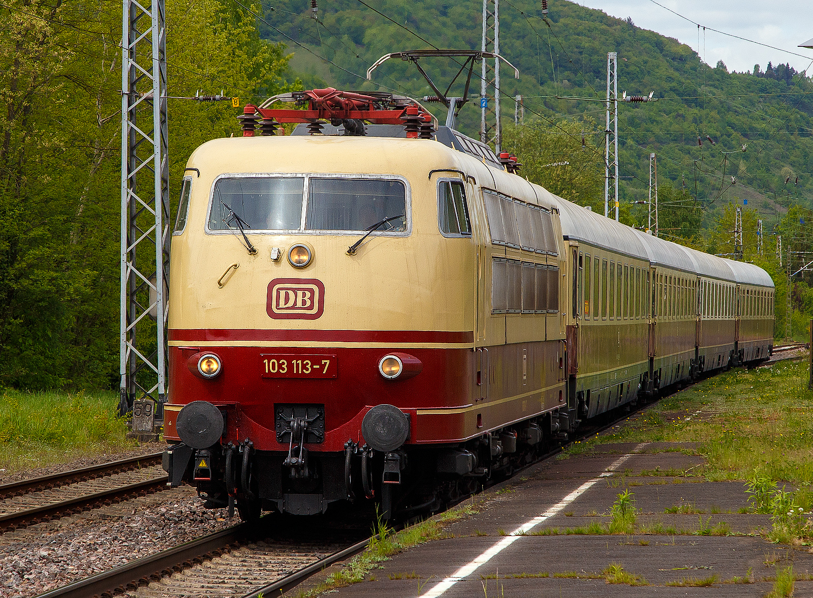 Dampfspektakel 2018 - Die 103 113-7 (91 80 6103 113-7 D-DB) vom DB-Museums in Koblenz erreicht man 28.04.2018, mit ihrem kurzem TEE Rheingold (Trans Europ Express) Koblenz – Trier, den Bahnhof Bullay DB.

Die 103.1 wurde 1970 von Henschel in Kassel unter der Fabriknummer 31431 gebaut, der elektrische Teil ist von Siemens. Die E-Loks der BR 103 sind die weltweit st�rkste einteilige Lokomotiven Sie haben eine Leistung von 10.400 kW (14.140 PS) die auf 9.000 kW (12.236 PS) begrenzt wurden.
