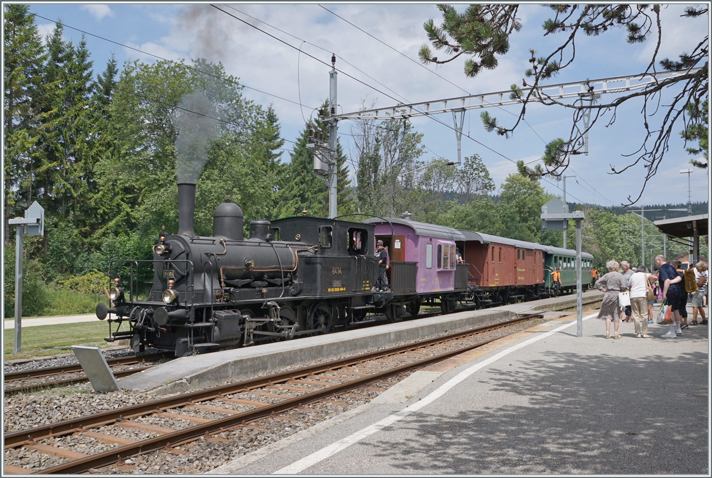 Das CTVJ (Compagnie du Train à Vapeur de la Vallée de Joux) Tigerli E 3/3 8494 (UIC 90 85 0008 494-6) der SLM mit Baujahr 1909 wird mit seine Sonderzug in Le Pont bereitgestellt. 

23. Juni 2023