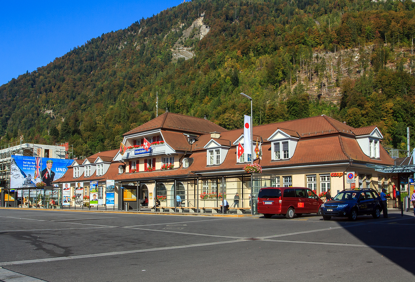 Das Empfangsgebäude vom Bahnhof Interlaken Ost am 02.10.2011, vom Vorplatz gesehen.

Der Bahnhof Interlaken Ost wird von Zügen zweier verschiedener Spurweiten bedient, Normalspur und Meterspur. Der Bahnhof gehört der Berner Oberland-Bahn. 

Der Bahnhof wurde am 1. Juli 1874 von der damaligen Bödelibahn als Interlaken Zollhaus eröffnet, nachdem diese ihre Strecke vom damaligen Bahnhof Interlaken (heute Interlaken West) nach Bönigen verlängert hatte. 1890 wurde Interlaken Zollhaus zum Ausgangspunkt der Berner Oberland-Bahn (BOB), einer Meterspurbahn nach Lauterbrunnen beziehungsweise Grindelwald. 1893 folgte die westliche Fortsetzung der Bödelibahn dem Thunersee entlang nach Thun, somit war Interlaken durchgehend ans Schweizer Eisenbahnnetz angeschlossen.

Im Jahr 1916 nahm die Bedeutung des Bahnhofs Interlaken Ost als Verkehrsknotenpunkt abermals zu, als das letzte Teilstück der Brünigbahn zwischen Brienz und Interlaken dem Verkehr übergeben wurde. Das heute bestehende Empfangsgebäude stammt aus dem Jahr 1917 und wurde errichtet, als die Knotenpunktfunktion des Bahnhofs durch die Brünigbahneröffnung abermals zunahm. Heute steht das Empfangsgebäude unter Denkmalschutz.

1969 stellte die BLS den Personenbetrieb auf der Strecke Interlaken Ost–Bönigen ein. Die ehemalige Gleisanlage der Bödelibahn dient bis heute als Zubringer zur BLS-Hauptwerkstätte in Bönigen. Im Jahr 2002 wurde der Bahnhofplatz neugestaltet und 2007 wurde der Bahnhof Interlaken Ost zum Vollknoten aufgewertet.

Die Bahnhofsanlage umfasst acht Bahnsteiggleise, die an fünf Perrons angegliedert sind. Im Bahnhof Interlaken Ost werden drei Bahnlinien verknüpft, die hier enden oder beginnen, wobei es keine durchgehende Züge gibt. Aus der westlichen Richtung führt die normalspurige Thunerseebahn mit einer Spannung von 15.000 Volt Wechselstrom in den Bahnhof, der jedoch kein Kopfbahnhof ist. Der durchgehende Personenverkehr der Bödelibahn bis Bönigen wurde zwar 1969 eingestellt, seither enden alle Züge in Interlaken Ost, jedoch befindet sich die BLS-Werkstätte weiterhin in Bönigen, so dass die Strecke weiterhin befahren wird. Die Brünigbahn und die BOB haben zwar dieselbe Spurweite, werden jedoch mit unterschiedlichen Bahnstromsystemen betrieben, Die heute von der Zentralbahn befahrene Brüniglinie besitzt aufgrund ihrer SBB-Vergangenheit eine Spannung von 15.000 Volt Wechselstrom, die BOB-Strecken werden in Richtung Lauterbrunnen und Grindelwald mit 1.500 Volt Gleichstrom betrieben.

Aufgrund dieser Unterschiede besitzt jede Bahngesellschaft eigene Gleise, eine Wechselspeisung zwischen den verschiedenen Gleisen ist nicht vorhanden. Zwar gibt es Gleisverbindungen zwischen der Zentralbahn und der BOB, die früher vor allem zum Austausch von Wagen verwendet wurden, heute jedoch nicht mehr genutzt werden.

Der Bahnhof wird von fünf Bahngesellschaften bedient, der SBB, der BLS, der Zentralbahn, der BOB und der DB, wobei letztere ihre Züge auf dem Schweizer Abschnitt gemeinsam mit den SBB betreibt.
