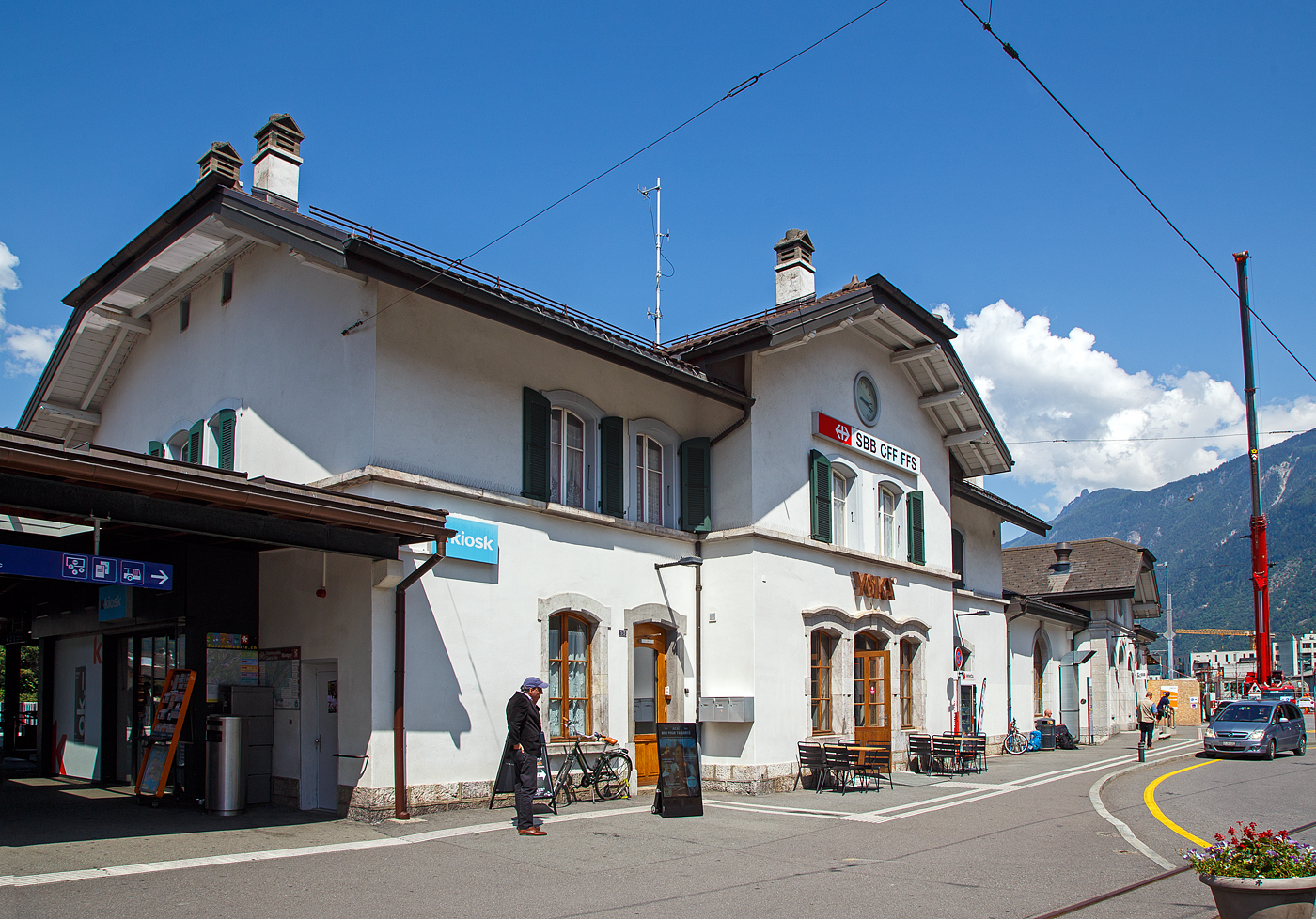 Das Empfangsgebäude vom SBB Bahnhof Martigny (deutsch Martinach) am 26.05.2023, vom Vorplatz gesehen.

Hier links vom Gebäude (nicht im Bild) ist der schmalspurige Bahnhof (Gleis 40 und 41) der TMR - Transports de Martigny et Régions, ex Martigny-Châtelard-Bahn (MC), für den „Mont-Blanc Express“. Von wo man via Châtelard nach Vallorcine (F) fahren kann. Von Vallorcine kann man dann mit der SNCF (auch schmalspurig) die weiterführende Bahnstrecke via Chamonix-Mont-Blanc nach Saint-Gervais weiterfahren.

Rechts unten sieht man das schmalspurige Gleis vom TMR Bahnhof zur Remise. 