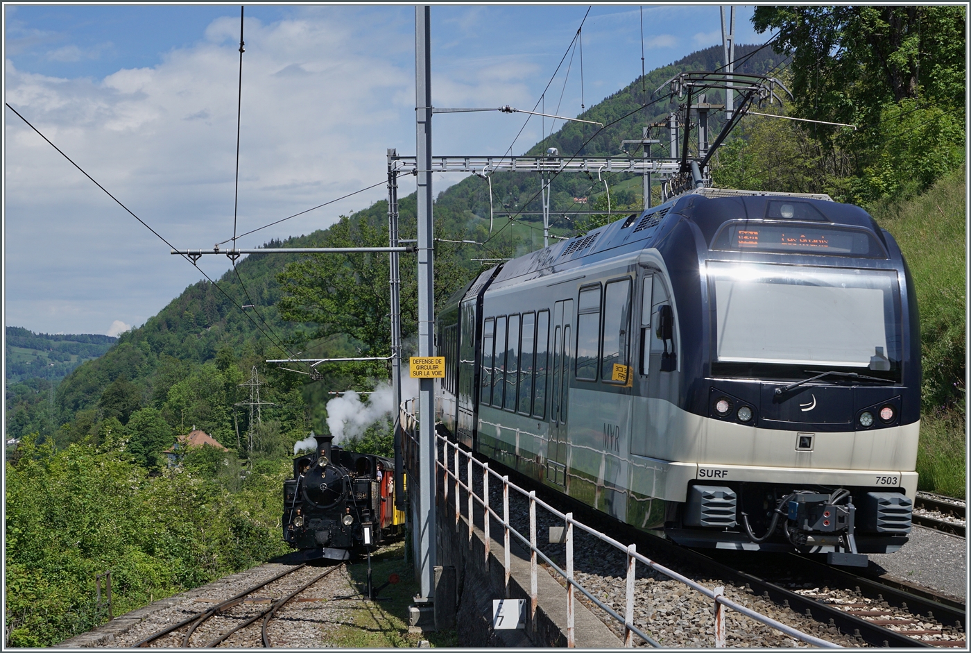 Das Timing hat nicht ganz geklappt: der CEV MVR ABeh 2/6 7503  Blonay-Chamby  verlässt Chamby etwas zu früh oder die BFD HG 3/4 N° 3 der Blonay Chamby Bahn erreicht Chamby etwas zu spät...

20. Mai 2024
