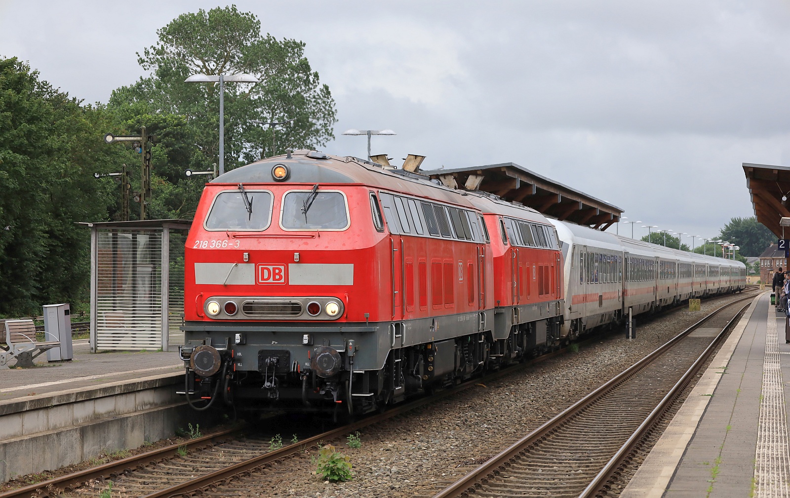 DB 218 366-3 REV/BCS X/25.06.25 + 218 832-4 REV/BCS X/24.02.22 Einfahrt Niebüll mit dem IC 2214/2216 am Haken. Niebüll 15.07.2025