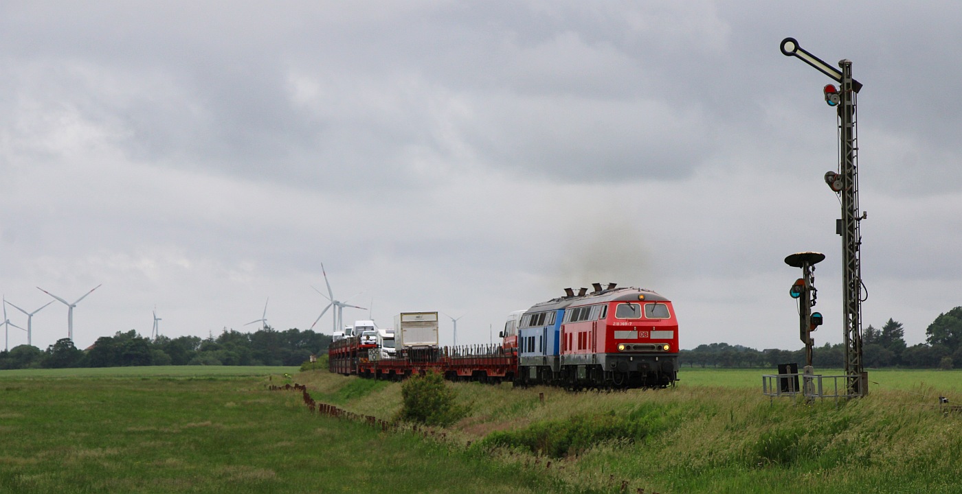 DB 218 369-7 REV/HB X/04.07.17, Verl/ANB/04.07.24 und PRESS 218 054-8/448-9 REV/BCS X/03.03.20 mit SyltShuttle gen Niebüll. Lehnshallig 03.06.2024