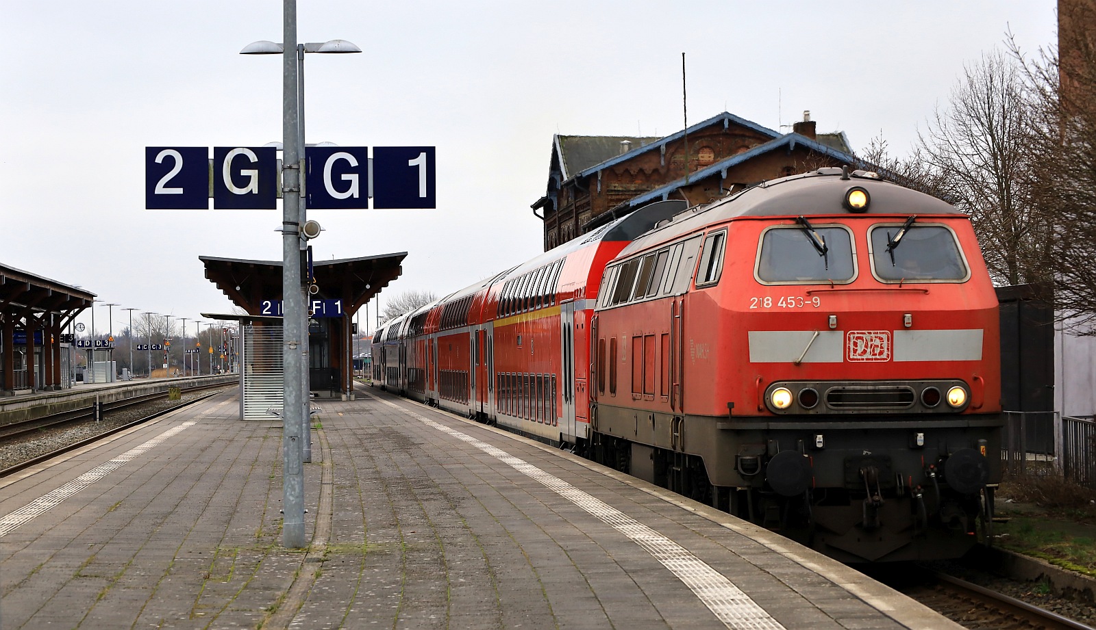DB 218 453-9 REV/HB X/23.05.17, Verl/BCS X/23.05.24 mit dem RE6 / 11010 als Sonderleistung Nah/SH Nieb�ll Bhf. 27.02.2024