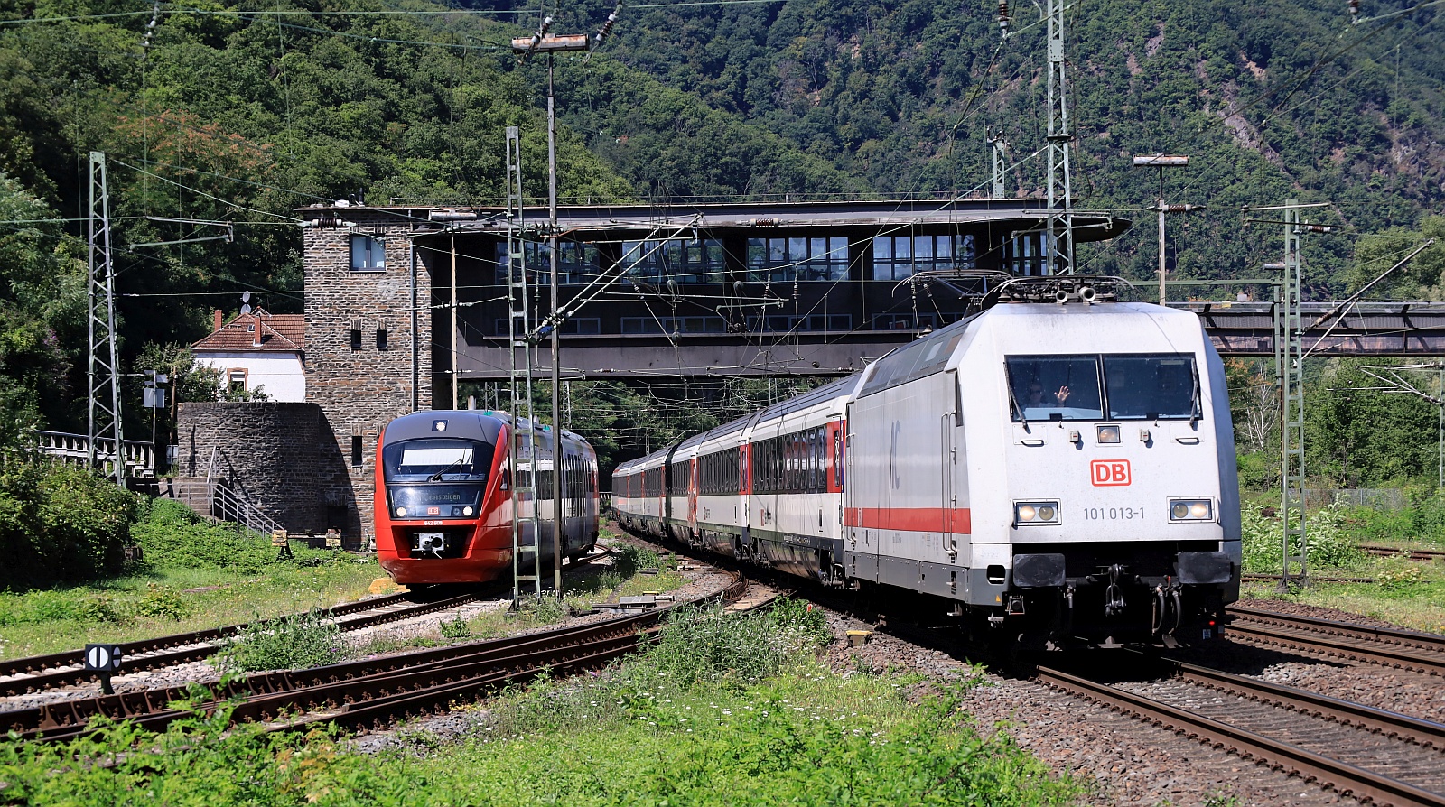 DB Regio Mitte 642 109/609 und DB 101 013-1 mit dem EC9 nach Basel. Bingen 09.08.2025