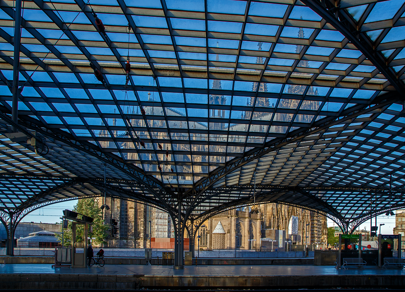 Den Kölner Dom mal etwas anders gesehen....
Hier am 14.05.2022 durch die Bahnsteigüberdachung vom Hauptbahnhof Köln.