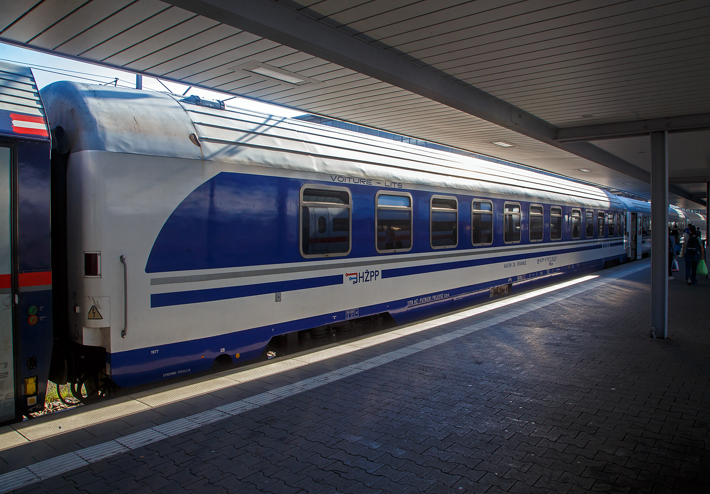 Der 1/2 Klasse Schlafwagen HR-H�PP 61 78 71-70 010-1 der Gattung WLee der H�PP - Hrvatske �eljeznice Putnički prijevoz/ Kroatische Eisenbahnen Personenverkehrssparte am 25 Juli 2022 im Hbf M�nchen eingereiht im Zugverband als Wagen 271 des EN 498 „Lisinski“ (Zargreb – Dobova – Ljubjana – Jesenice – Villach – Salzburg – M�nchen) / EN 462 „K�lm�n Imre“ (Budapest - Győr - Hegyeshalom - Wien Hbf - Linz – Salzburg - M�nchen).

TECHNISCHE DATEN:
L�nge: 24.500 mm
Drehzapfenabstand: 17.200 mm
Breite: 2.883 mm
H�he: 4.193 mm
Baujahr: 1980
Eigengewicht: 50 t
Betten (max.): 33
H�chstgeschwindigkeit: 160 km/h
Bremse: KE-PR-Mg