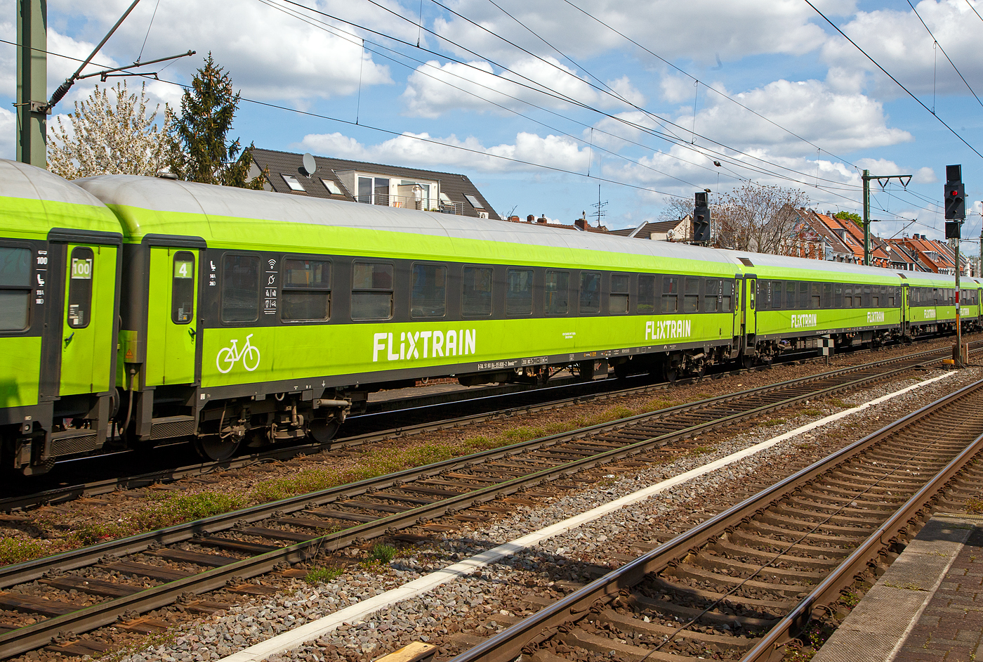 Der 2. Klasse Schnellzugwagen mit Fahrradgepäckabteil D-TAL 51 80 84-95 808-2 der Gattung/Bauart Bmmdz 268.7F der Firma Talbot-Services GmbH vermietet an FlixTrain am 30.04.2023 im Zugverbund, als Wagen 4 vom FlixTrain FLX 1230, bei der Durchfahrt im Bahnhof Köln-Ehrenfeld. 

Der Wagen ist ein UIC-X-Wagen und wurde 1973 von LHB (Linke-Hofmann-Busch) in Salzgitter-Watenstedt als Gattung Bm 234.0  (51 80 22-70 429-1) gebaut und an die DB - Deutschen Bundesbahn geliefert. Vom PFA Weiden (Partner für Fahrzeugausstattung GmbH) wurde er 1993 zum IC-Wagen der Gattung Bimdz 268.4 (D-DB 51 80 84-95 808-2) umgebaut. Im Jahr 2017 wurde er an die Talbot Services GmbH verkauft uns später von Grund auf saniert, modernisiert und in die heutige Gattung/Bauart Bmmdz 268.7F umgebaut.

Als UIC-X-Wagen werden mehr als 6.145 Schnellzugwagen der Deutschen Bundesbahn bezeichnet, die ab 1952 in Dienst gestellt wurden und teilweise ein halbes Jahrhundert lang in Schnellzügen, Fern-Express-Zügen und im Intercity-Verkehr liefen. Diese Wagen verfügten über einen bis dahin in Europa nicht gekannten Komfort.

Die Reisezugwagen der FlixTrain GmbH werden von der Firma Talbot-Services GmbH gemietet (einschl. Full Service). Der älteste deutsche Hersteller von Schienenfahrzeugen, die Waggonfabrik Talbot in Aachen, gehörte von 1995 bis zum 30. Juni 2013 zu Bombardier Transportation und sollte geschlossen werden. Die neue Talbot Services GmbH hat den Standort übernommen und die Weiterbeschäftigung für ca. 240 Mitarbeiter ermöglicht. Bei FlixTrain hat man sich in der Corona-Zwangspause zu einer radikalen Modernisierung entschlossen. 135 Waggons wurden von Grund auf saniert. Den Auftrag erhielt Talbot Services, außerdem übernehmen die Aachener für mindestens 15 Jahre die gesamte Betreuung und Wartung der grünen Flixflotte. Das ist somit die Basisabsicherung des gesamten Unternehmens über lange Zeit.

TECHNISCHE DATEN des Wagens:
Länge über Puffer: 26.400 mm
Wagenkastenlänge: 26.100 mm
Wagenkastenbreite: 2.825 mm
Höhe über Schienenoberkante: 4.050 mm
Drehzapfenabstand: 19.000 mm
Achsstand im Drehgestell: 2.500 mm
Drehgestellbauart: Minden-Deutz 366
Leergewicht: 41 t
Höchstgeschwindigkeit: 200 km/h
Sitzplätze: 100
Toiletten: 1, geschlossenes System
